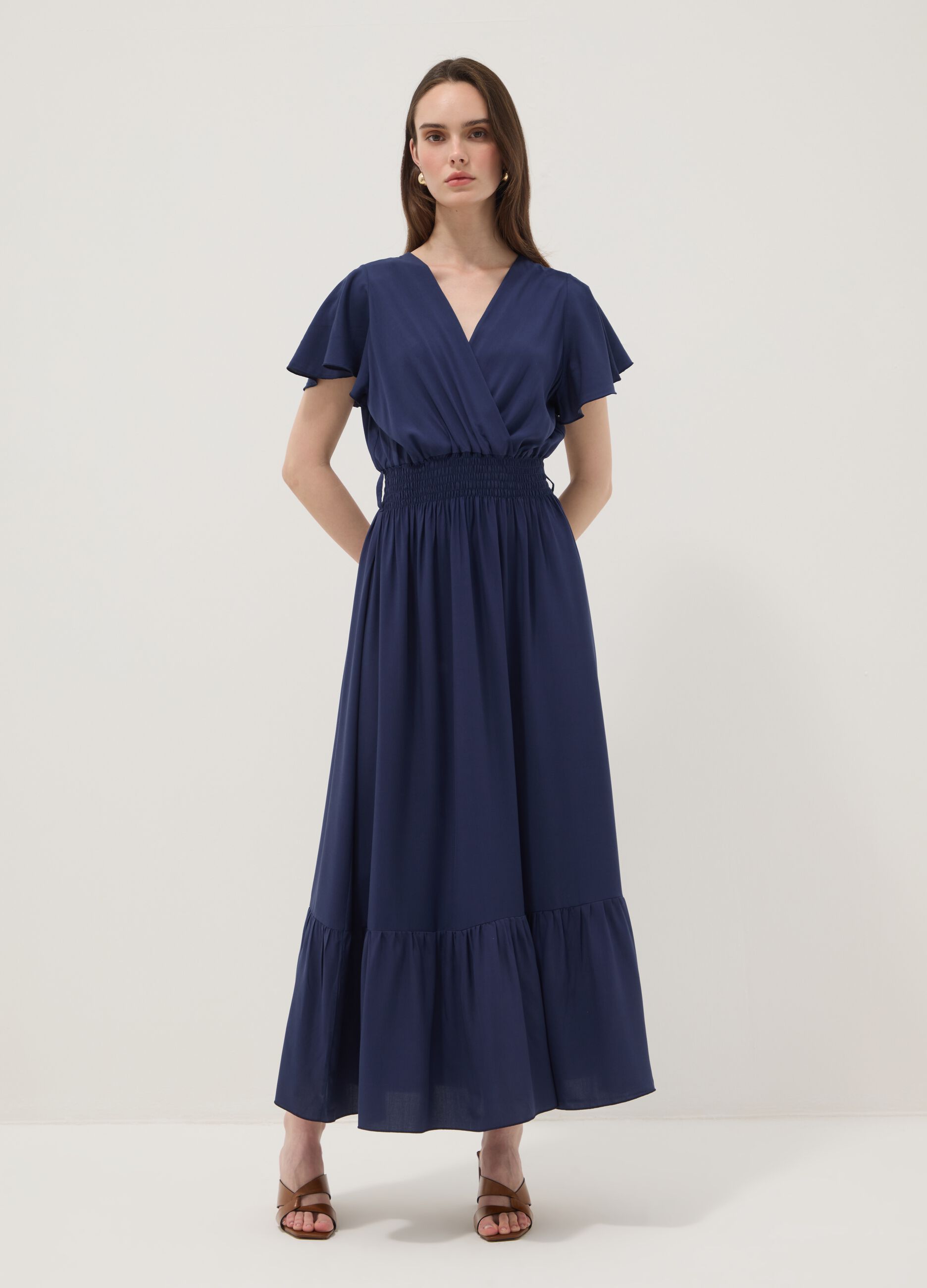 Abito blu lungo in pura viscosa con scollo incrociato regular fit