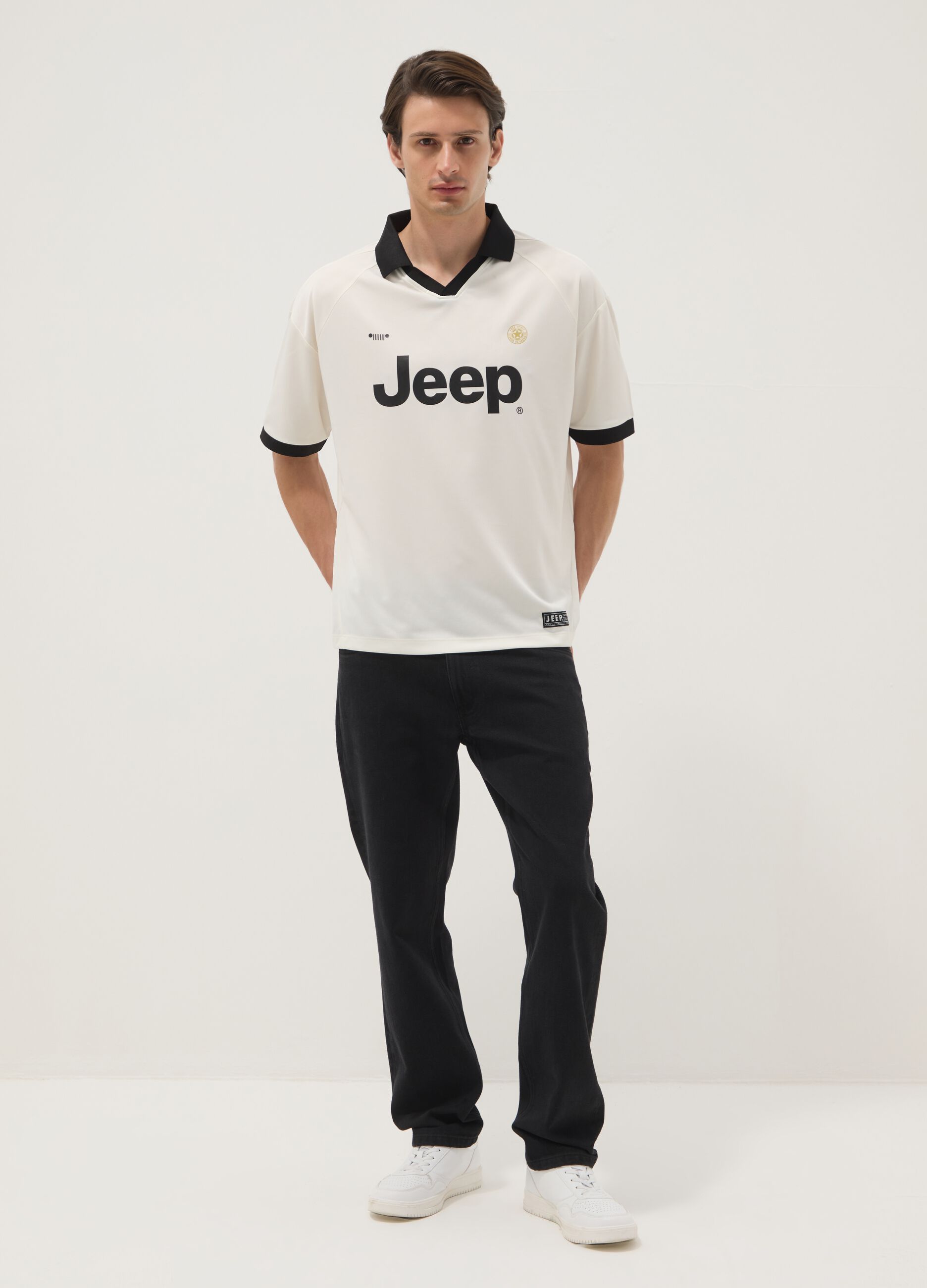 White regular-fit T-shirt with contrast collar and Jeep logo
