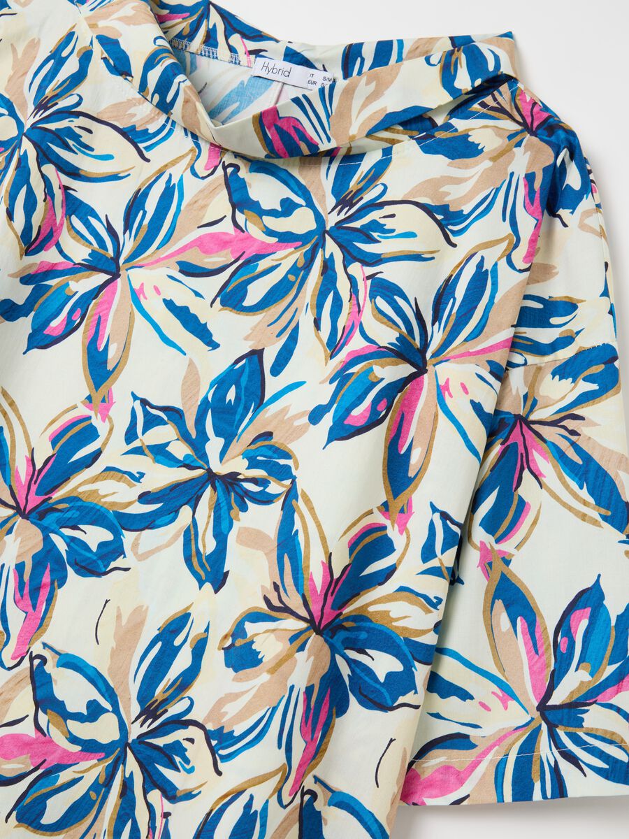 Blusa bianca con scollo a barca e stampa fiori _5