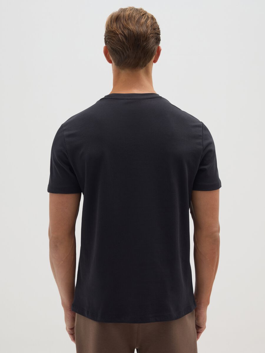Black cotton blend regular fit T-shirt_2