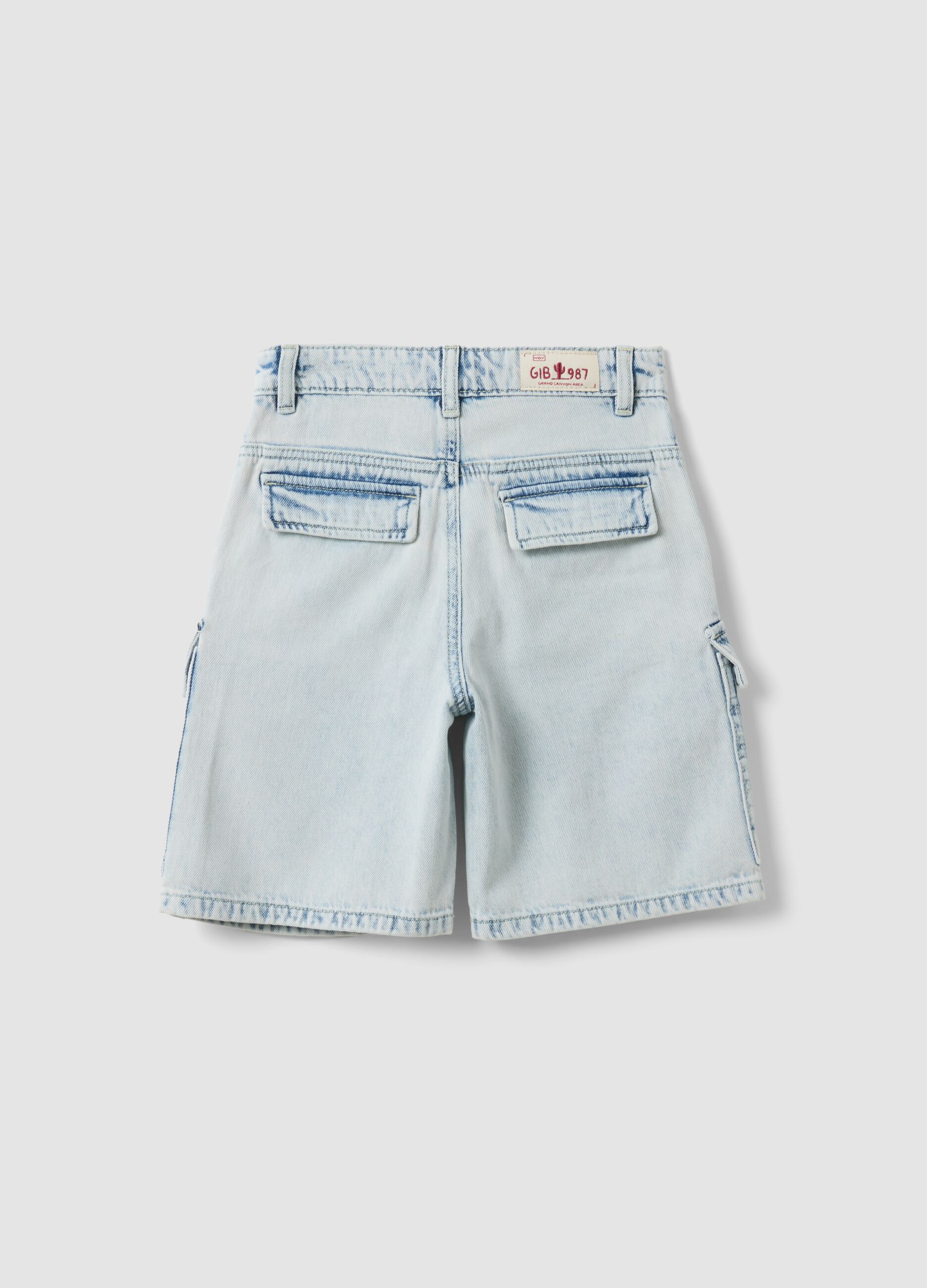 Light blue denim cargo shorts in a cotton-viscose blend