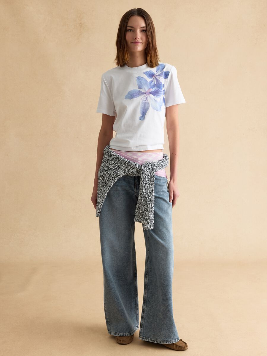 T-shirt in puro cotone bianco regular fit con stampa floreale_2