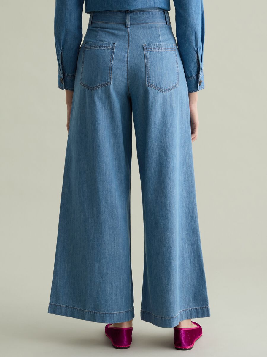 Fluid trousers in denim with darts_3