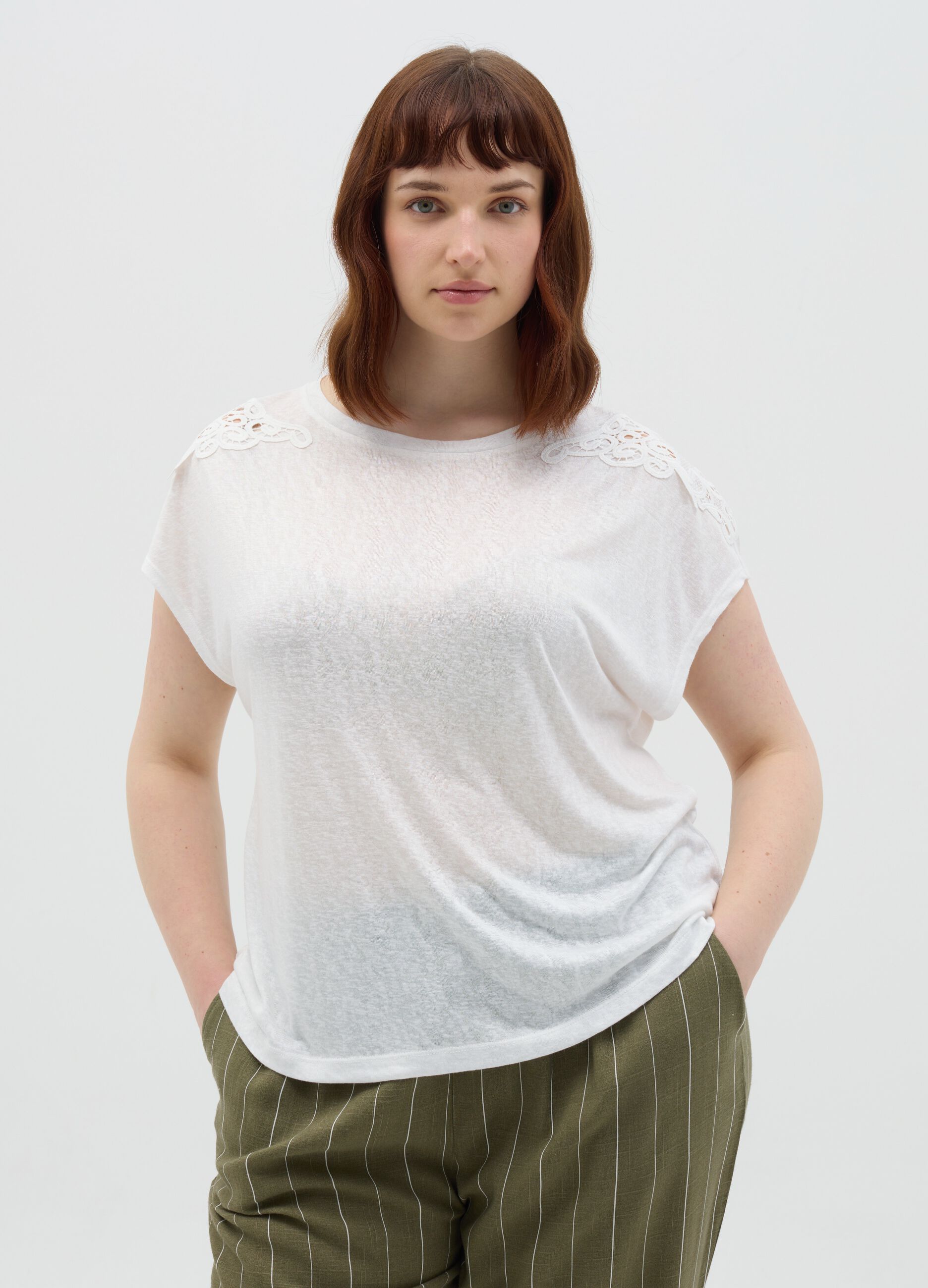 Curvy white T-shirt with lace details