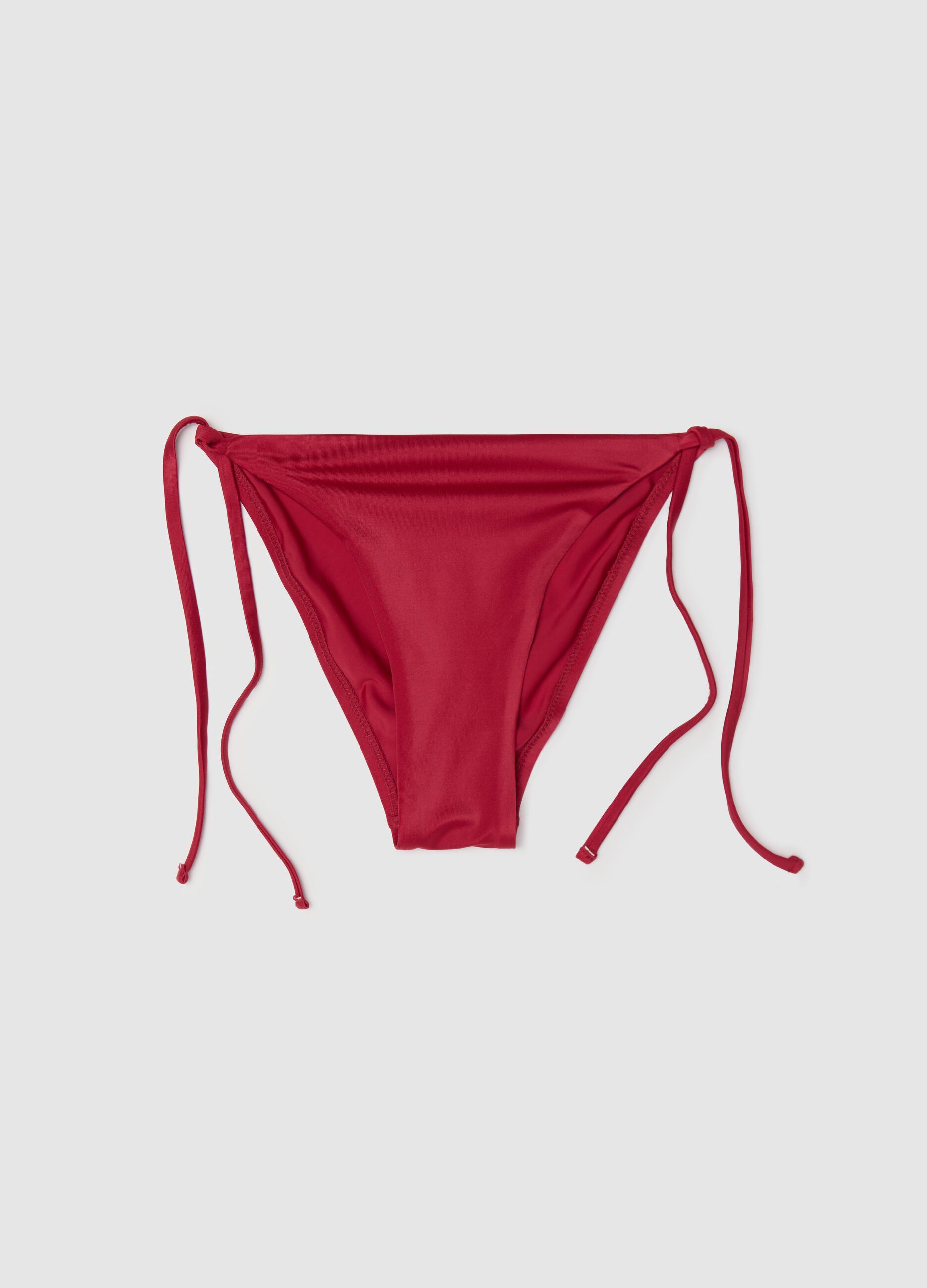 Slip bikini rosso con laccetti