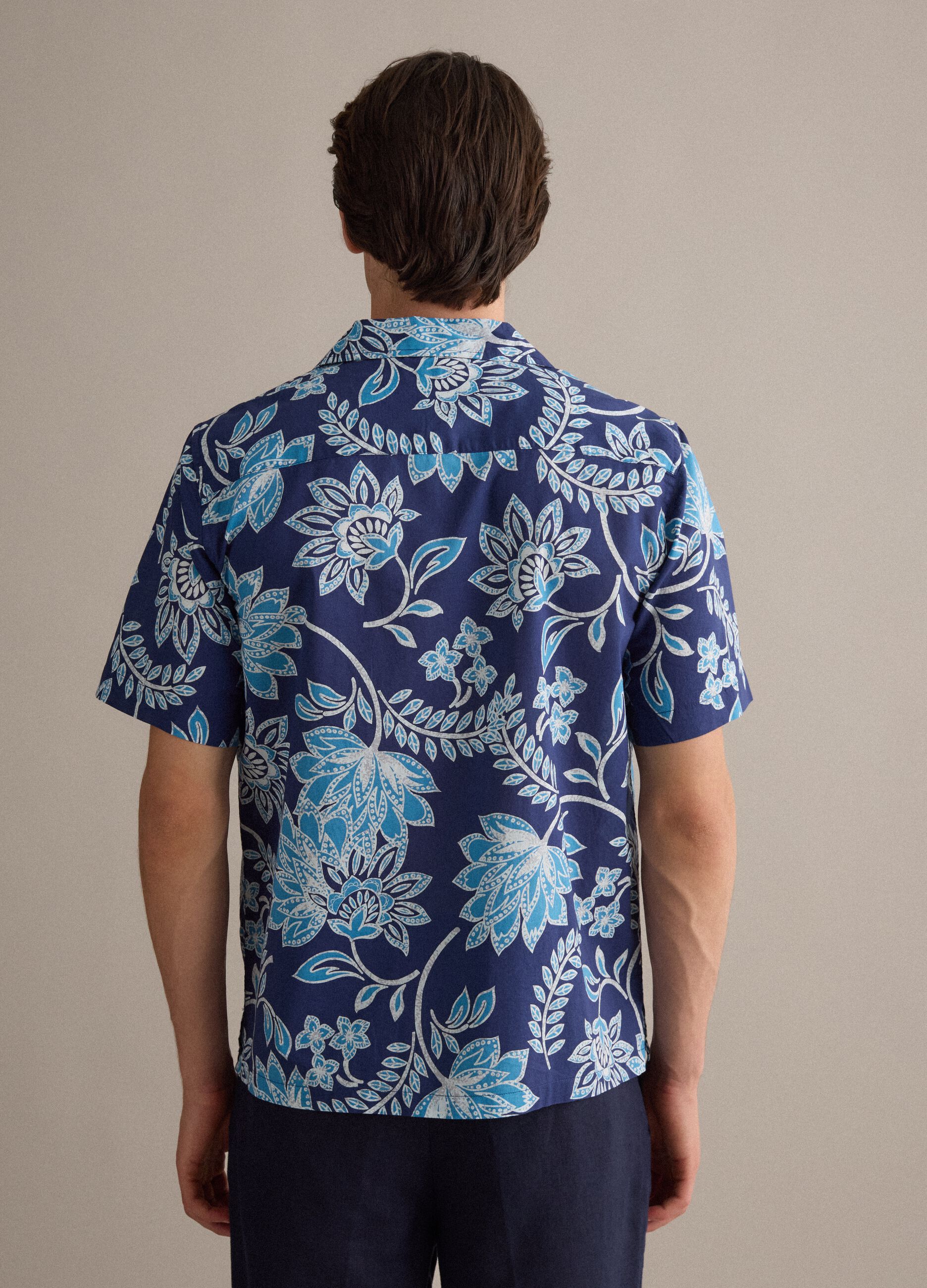 Men&rsquo;s organic cotton blue short-sleeve shirt with floral print