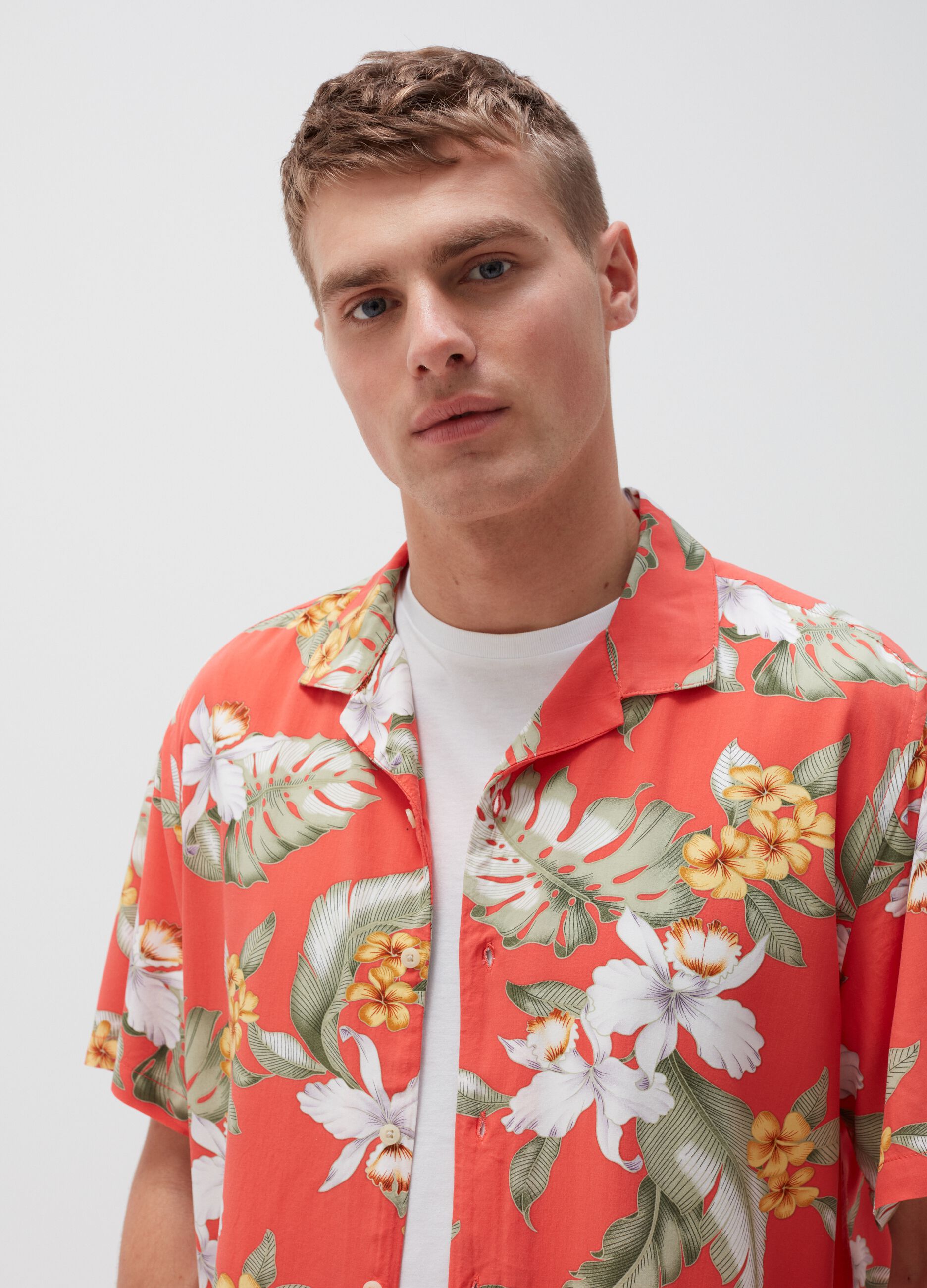 Camicia a maniche corte fantasia fiori tropicali_1