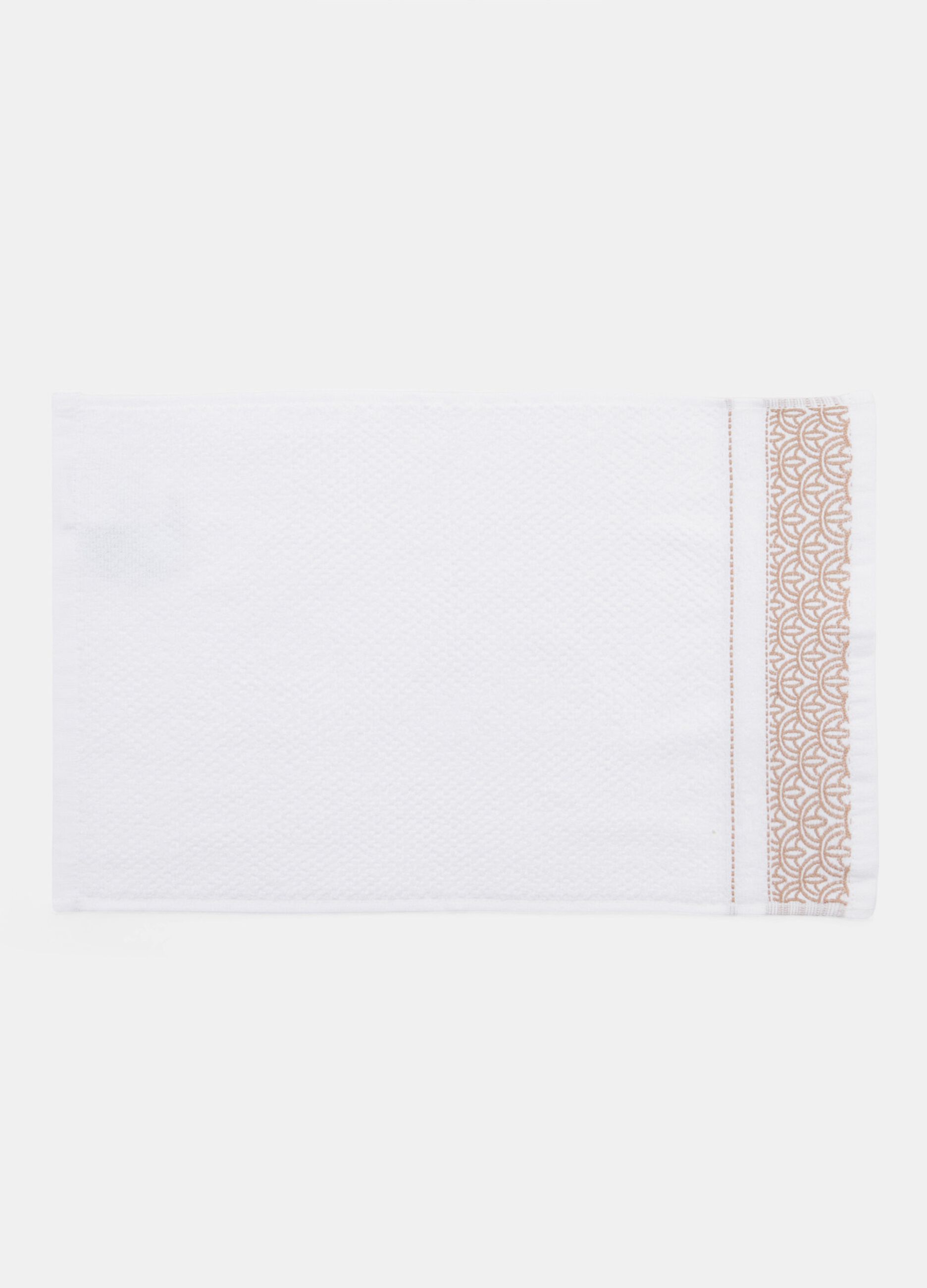 Embroidered towel in 100% cotton