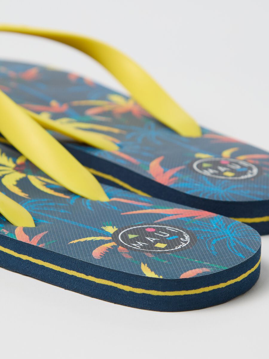 Maui and Sons blue flip flops with tropical print_2