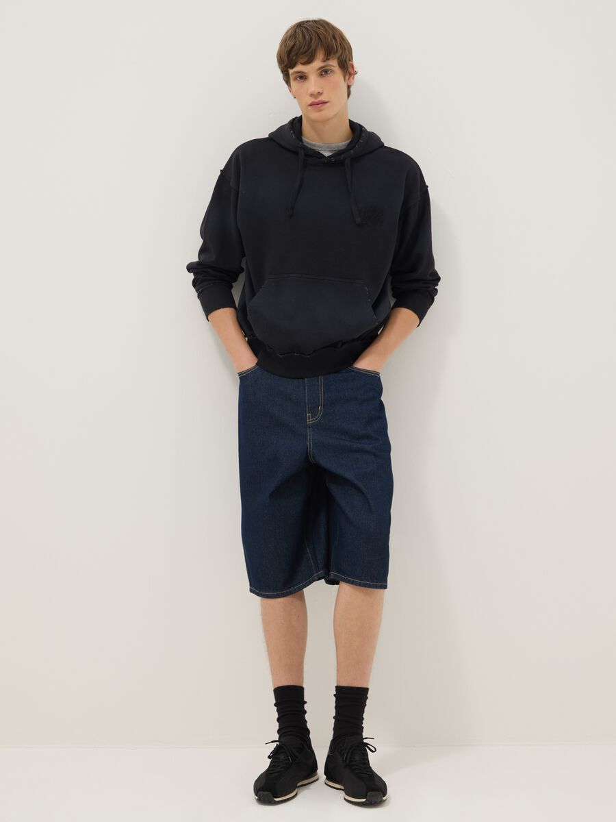 Felpa in misto cotone nero oversize fit con cappuccio_1