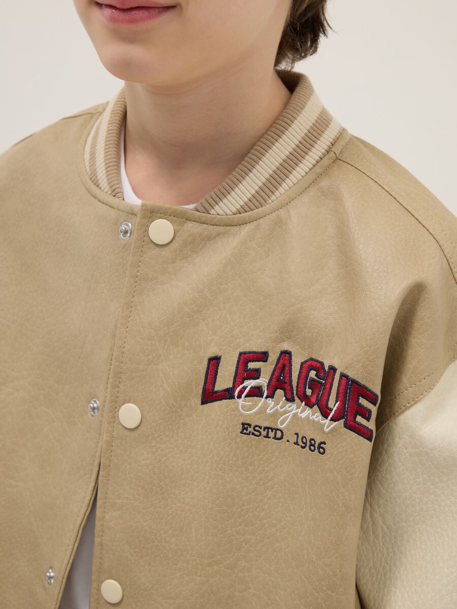 Beige boy's bomber with regular fit and buttons_2