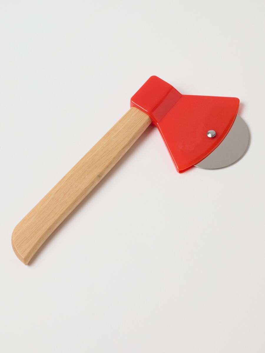 Red pizza cutter with steel wheel and wooden handle_1
