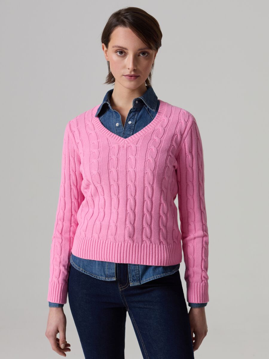 Pullover with V neck and cable-knit design_0