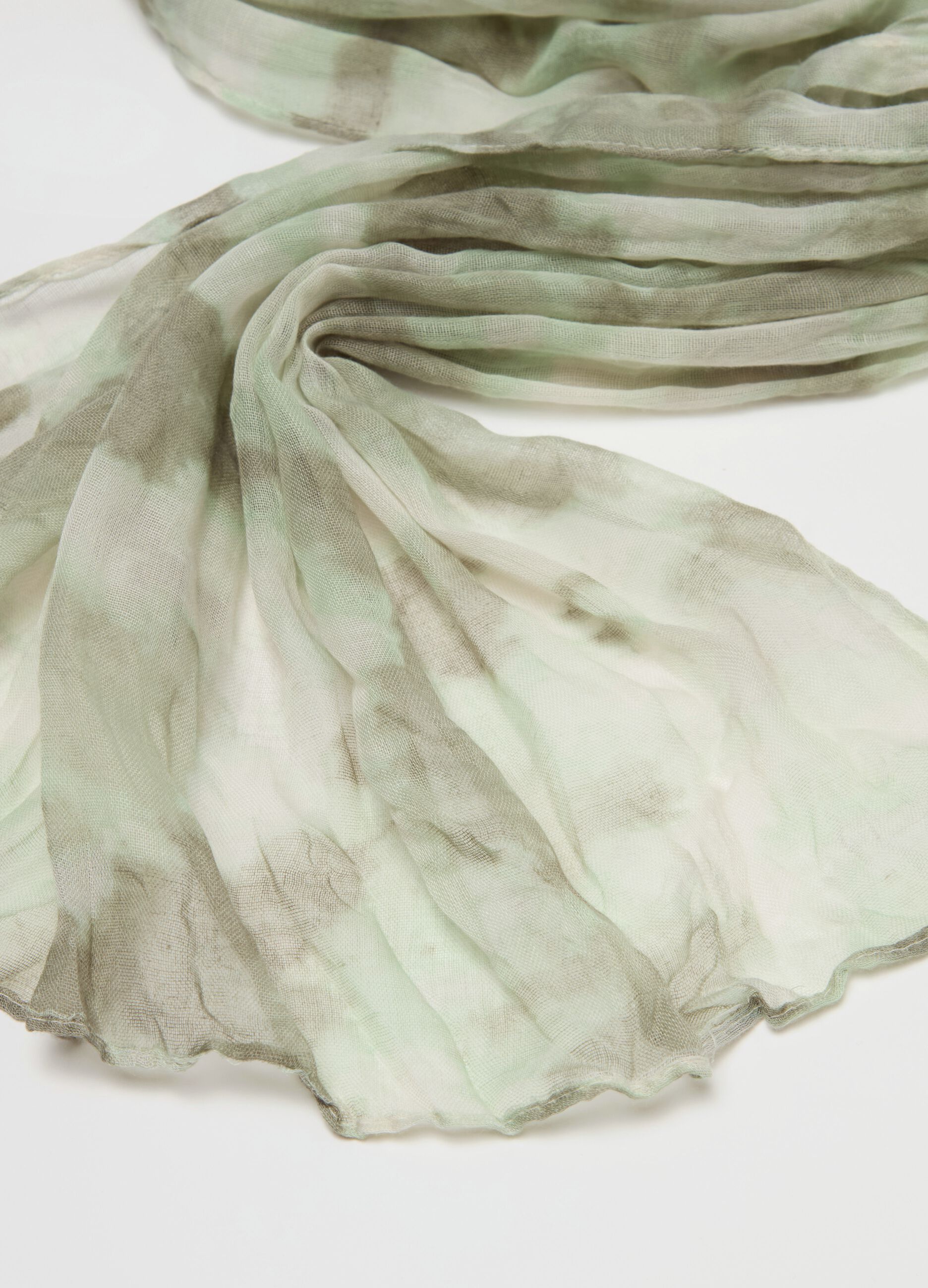Crinkle-effect pashmina with patterned print