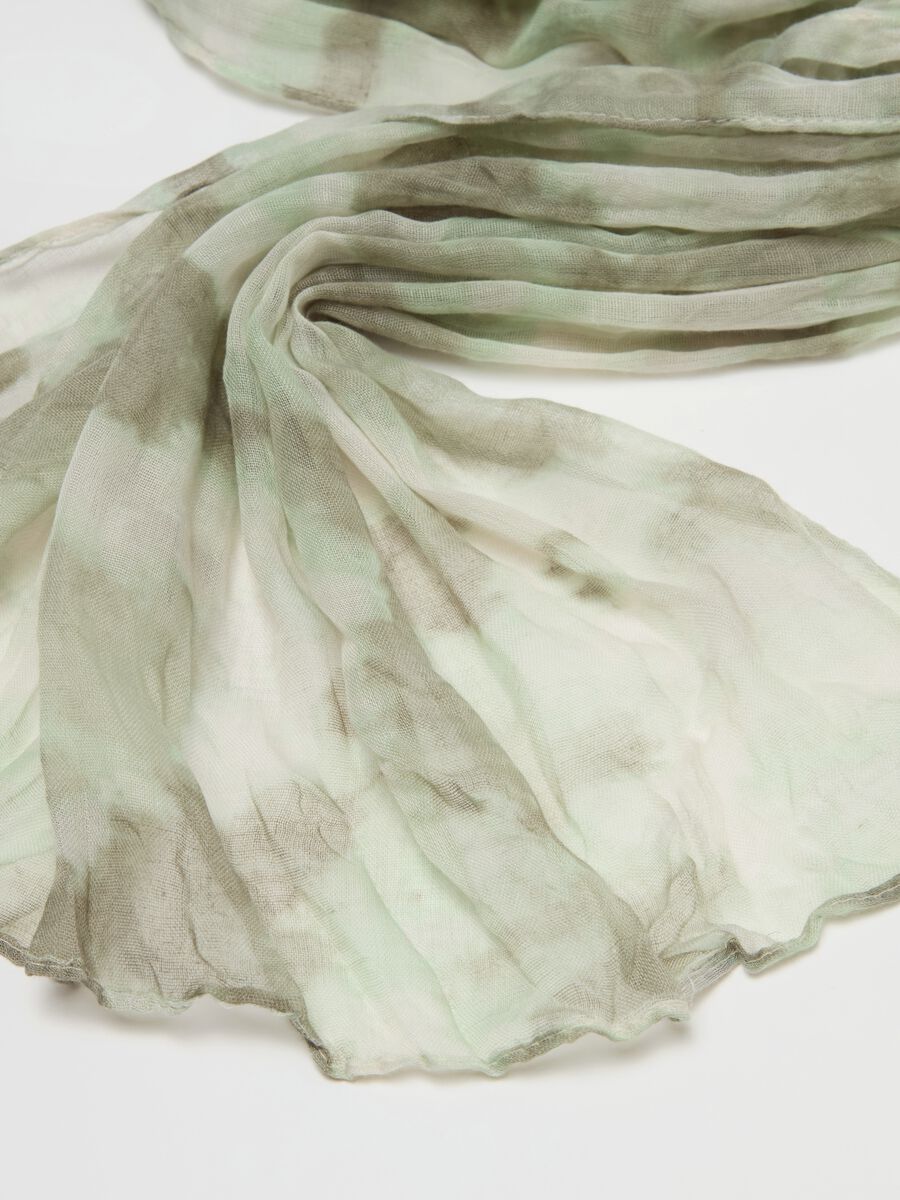 Crinkle-effect pashmina with patterned print_2