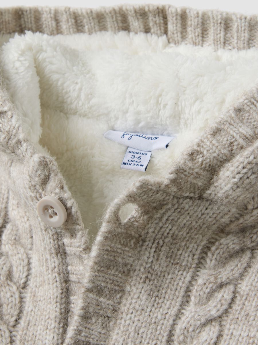 Giacca grigia con cappuccio in maglia a trecce_2