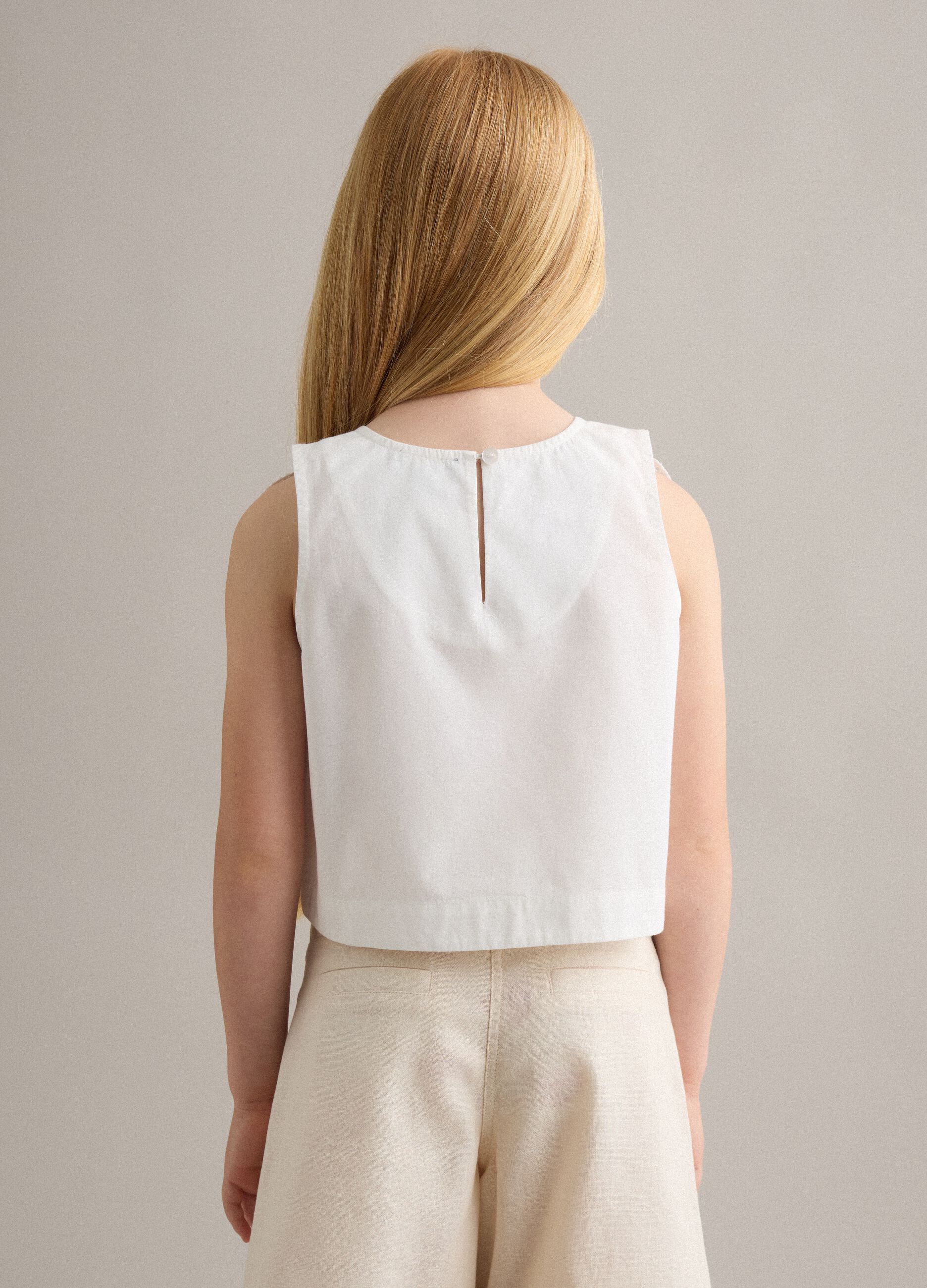 Top bianco in puro cotone con bordo smerlato