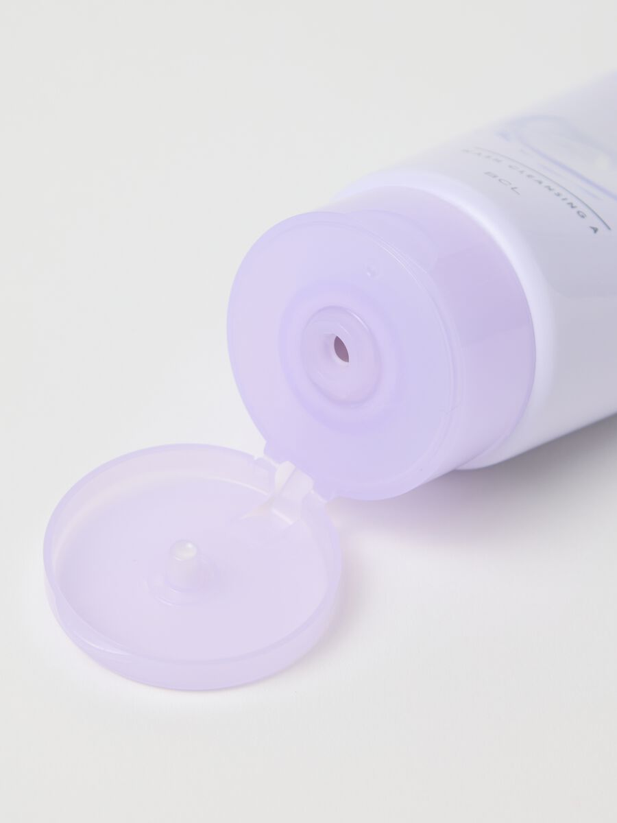 3-In-1 cleanser that combines cleansing, deep purifying and pore care._3