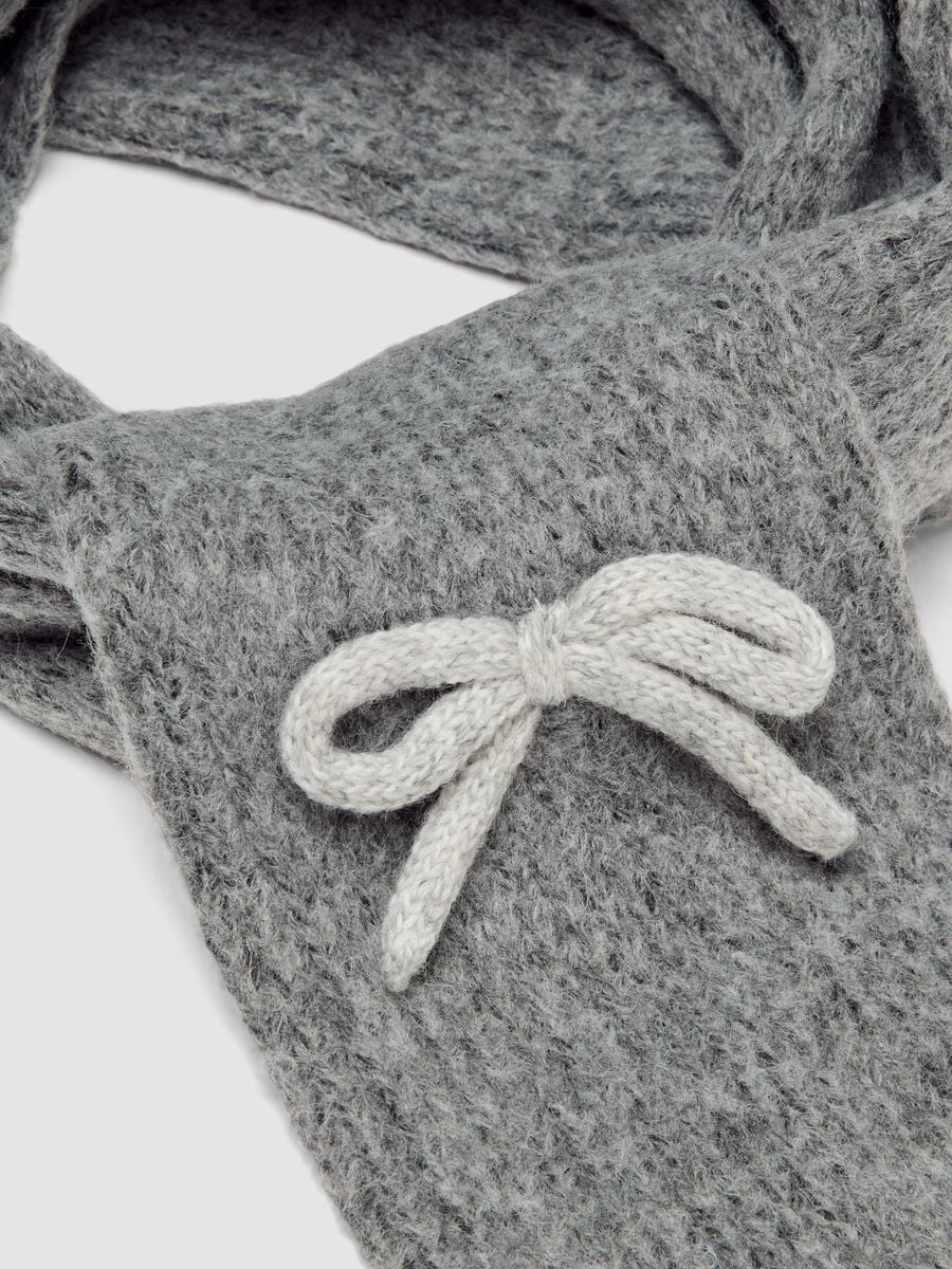 Sciarpa grigio melange in misto lana con fiocchi_1
