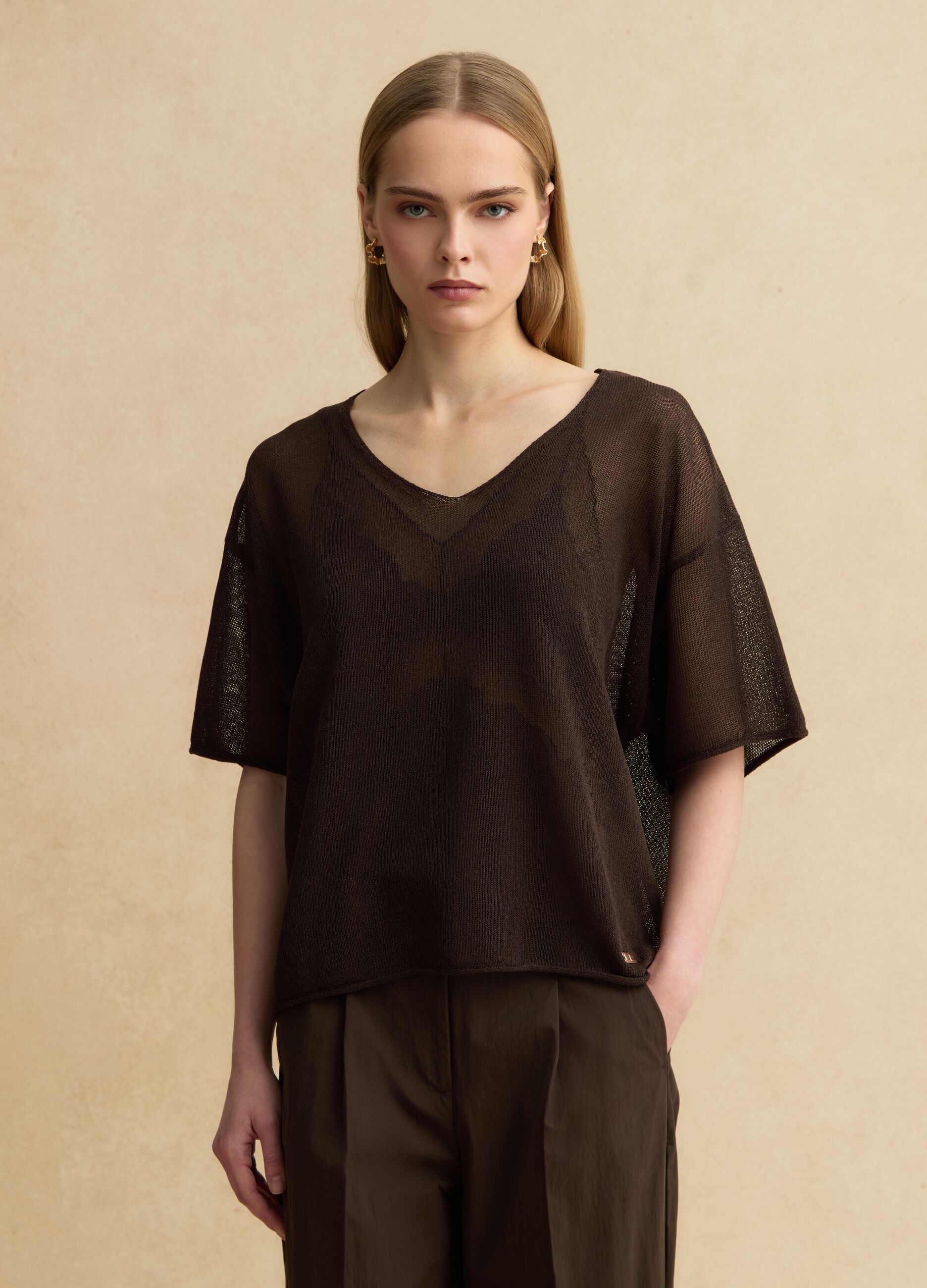 Maglia in misto lyocell e lino marrone oversize fit con scollo a V