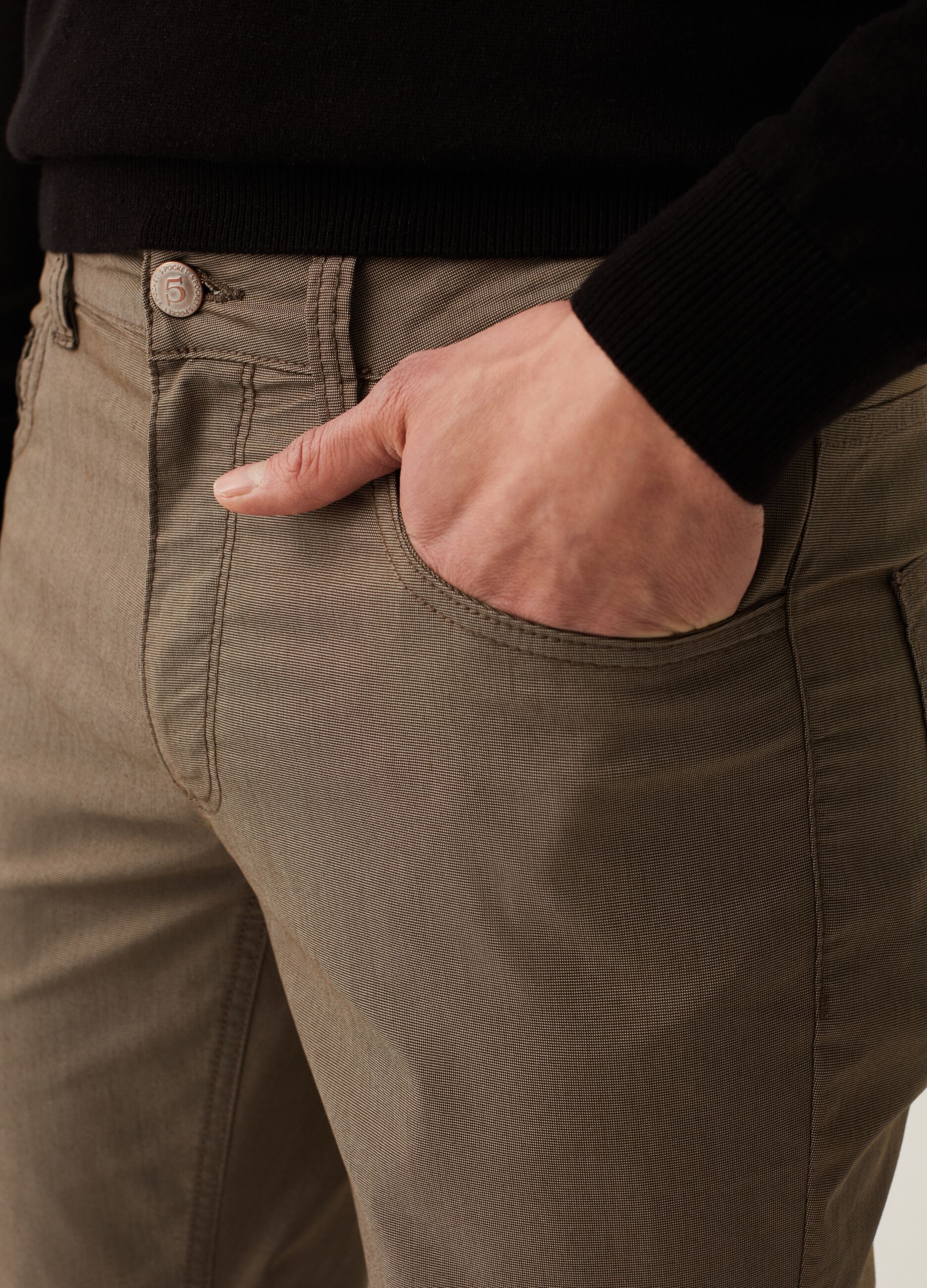 Pantaloni cinque tasche con micro trama_2