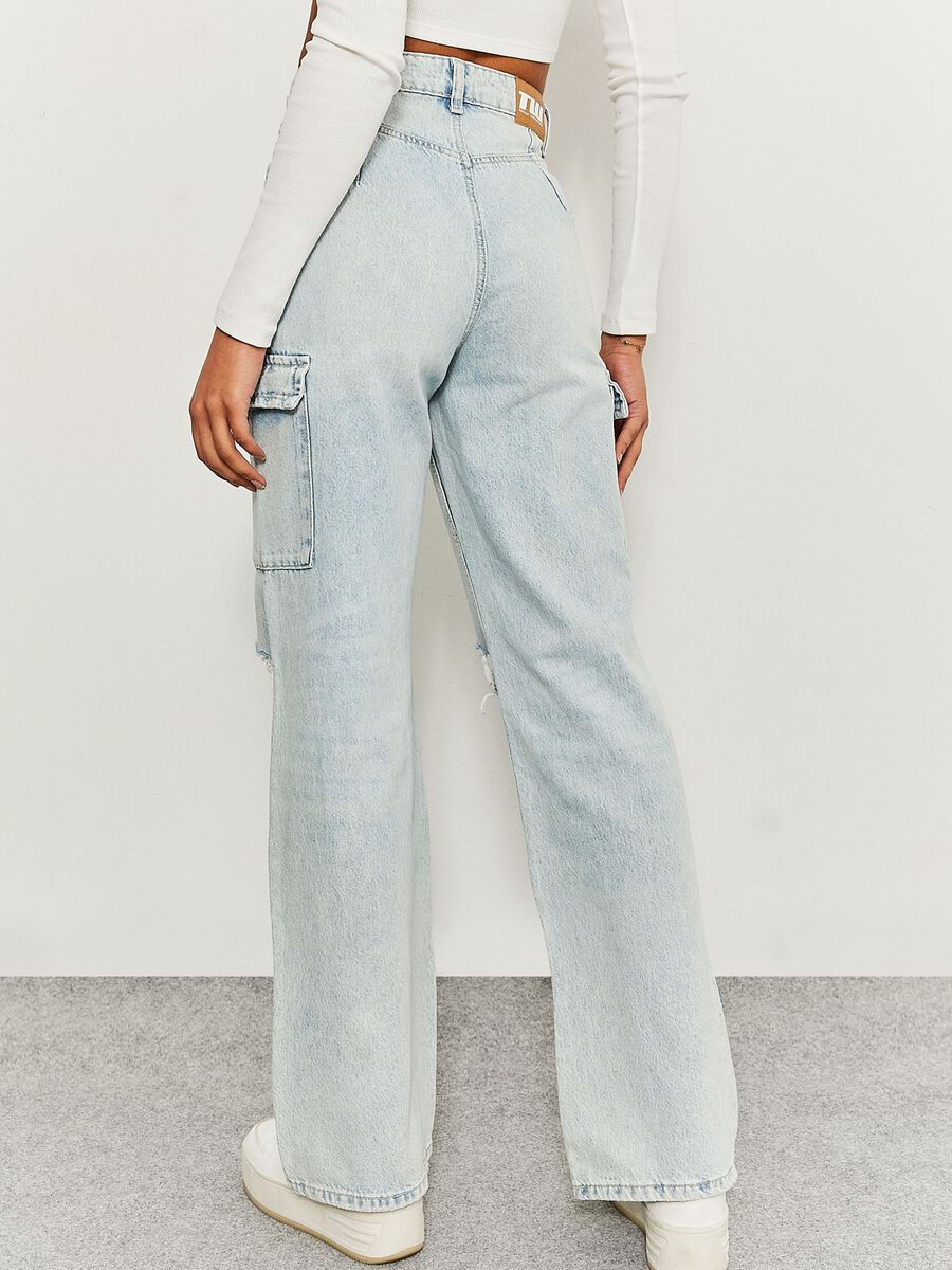 Jeans cargo wide leg con strappi_2