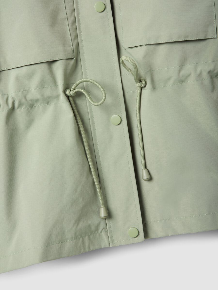 Giacca impermeabile verde regular fit con tasche e cappuccio_5