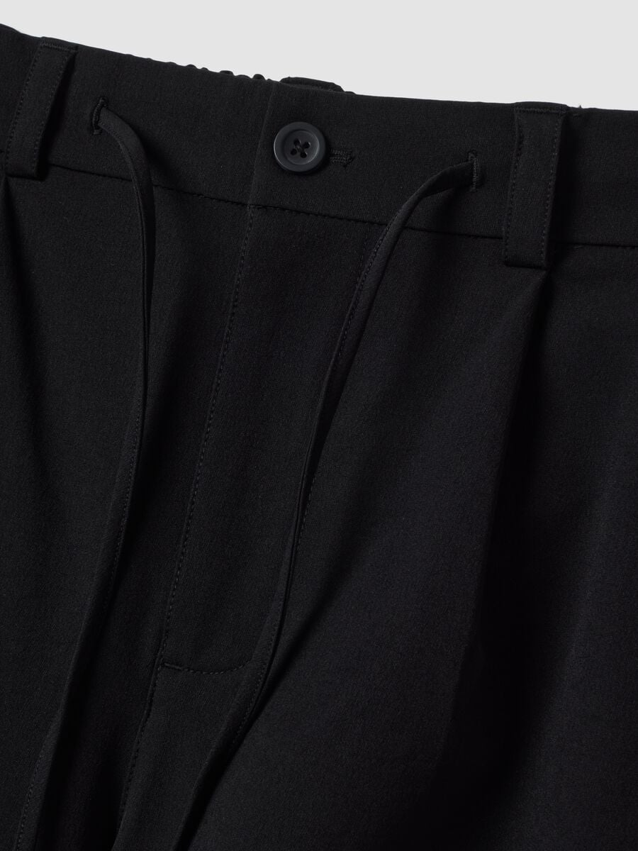 Pantaloni neri in tessuto elasticizzato parachute fit_5