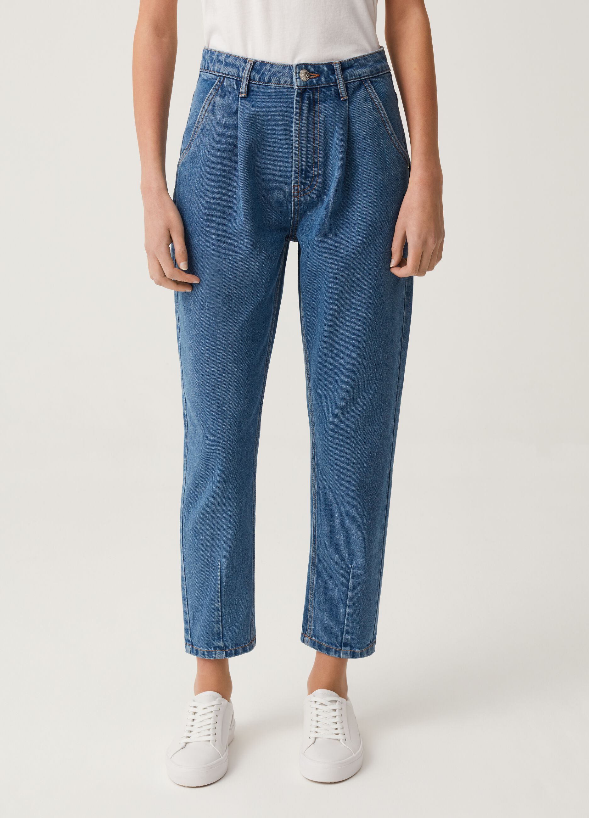 Slouchy jeans with darts