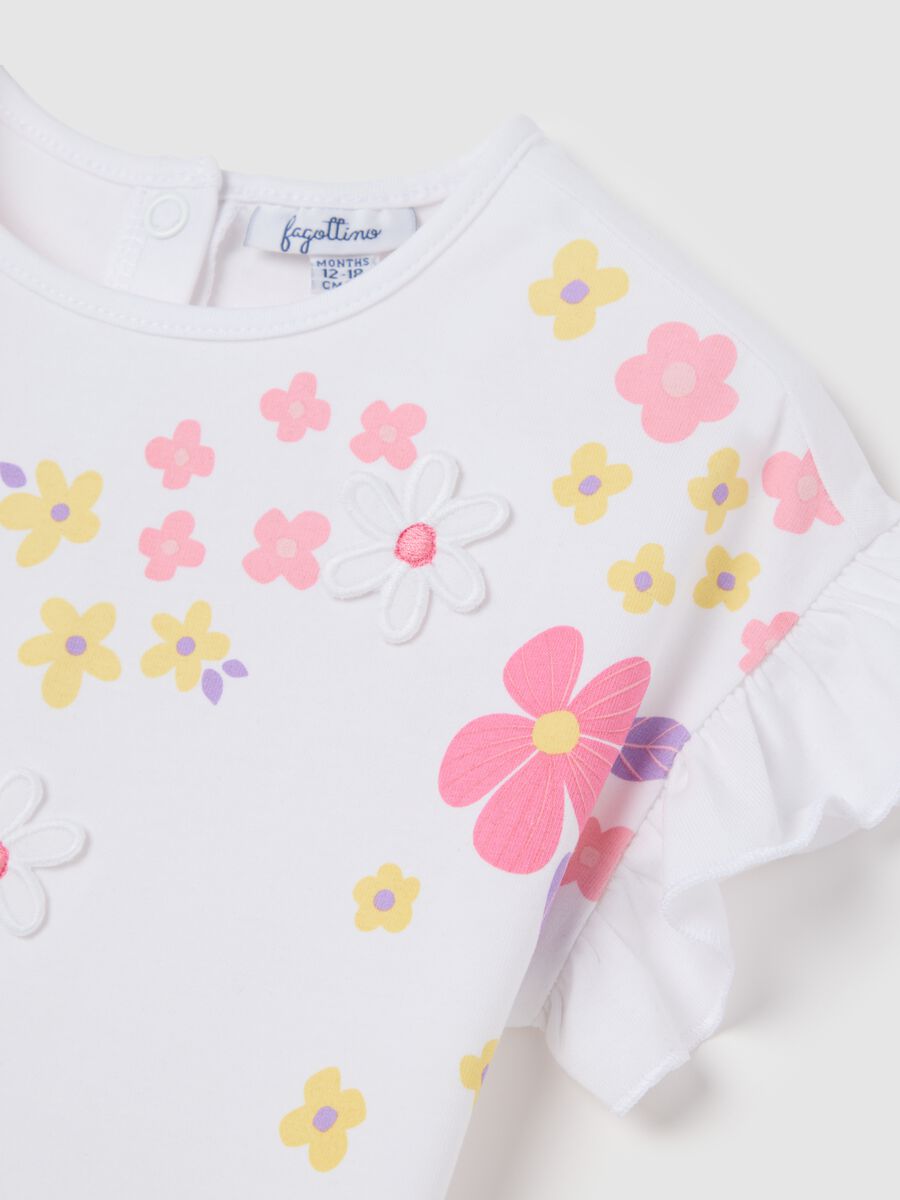 White short-sleeve t-shirt with ruffles and colourful flowers_2