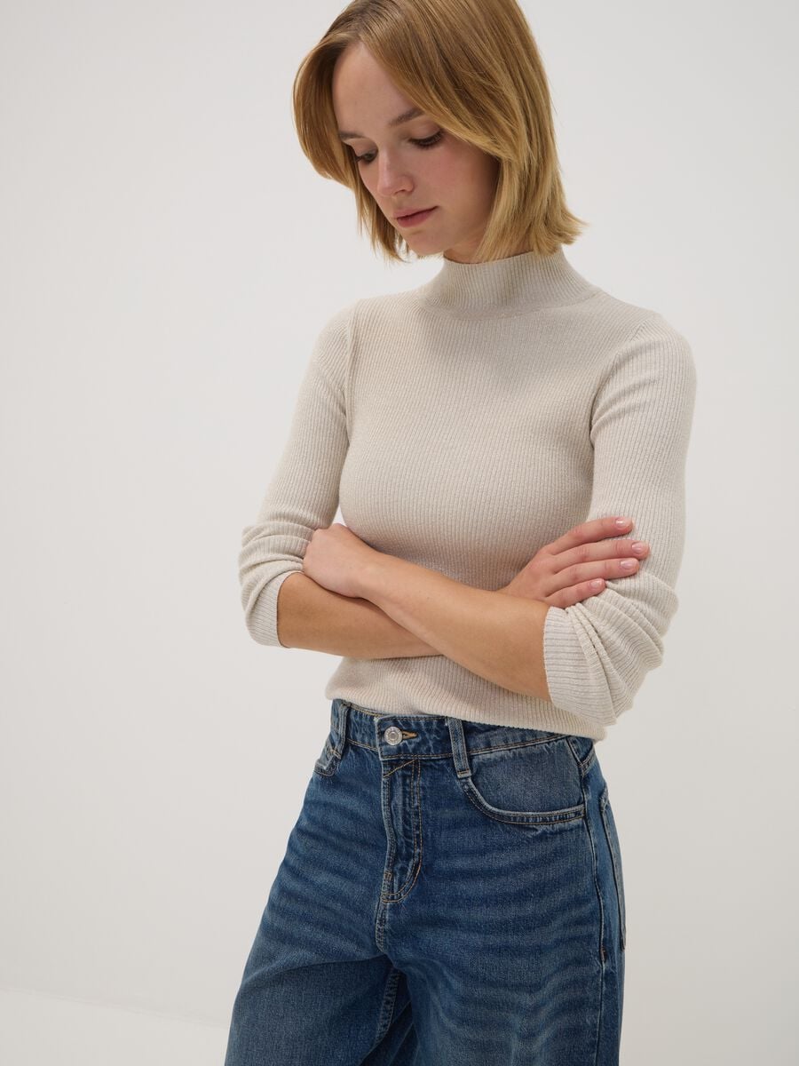 Maglia beige in misto viscosa a coste con Collo rialzato_1