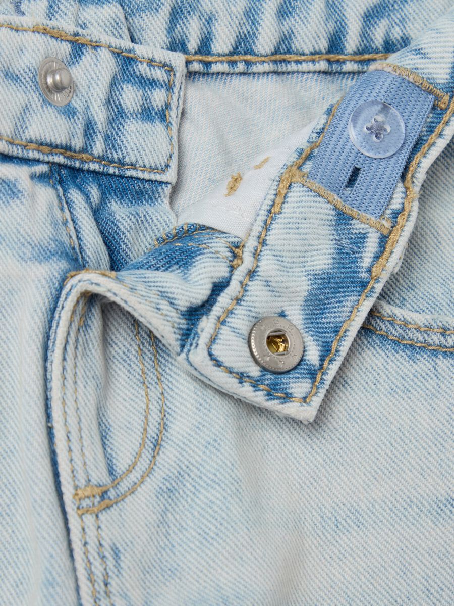 Jeans with five pockets and abrasions_3