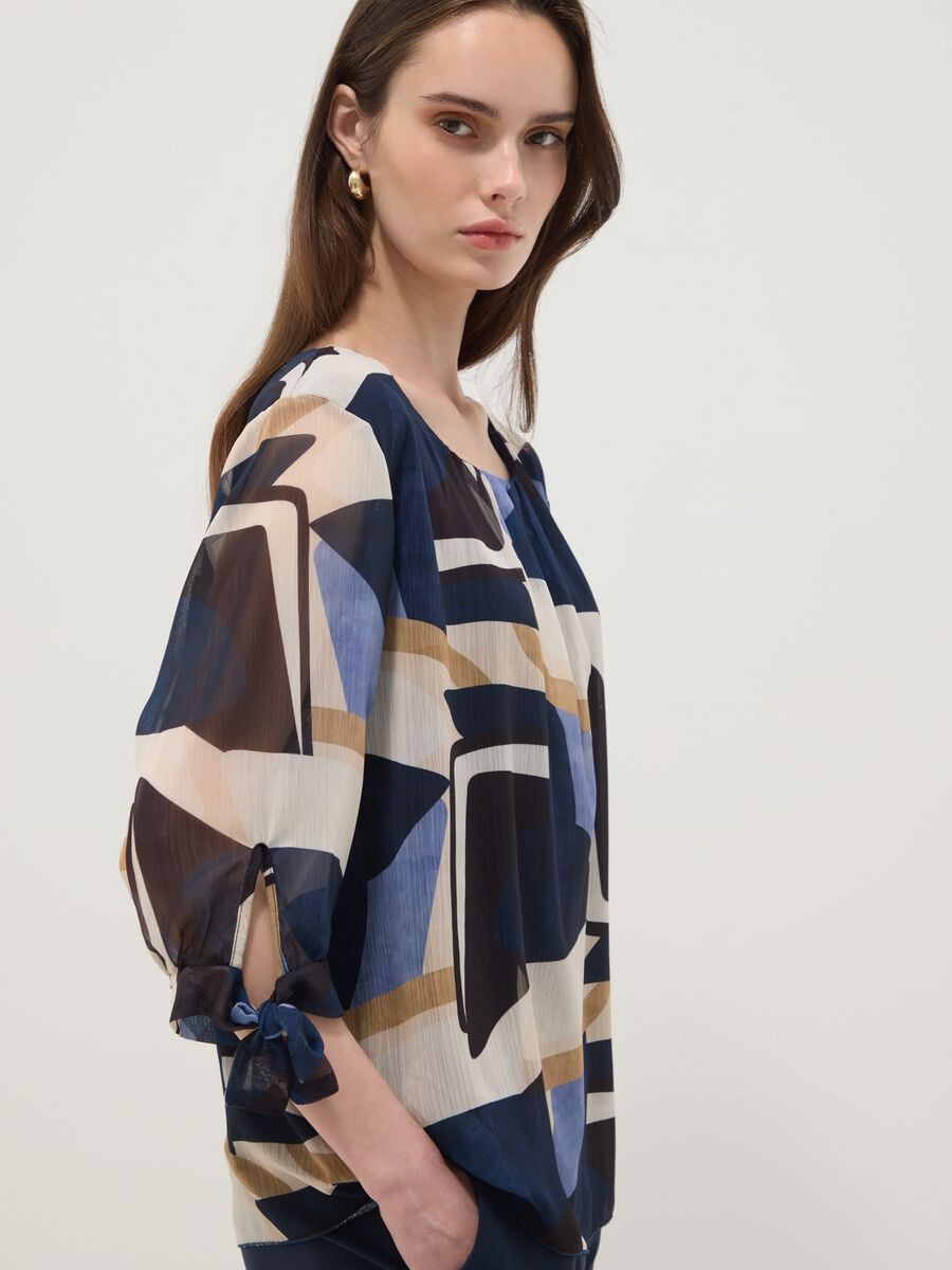 Blusa multicolor con fantasia geometrica regular fit_0