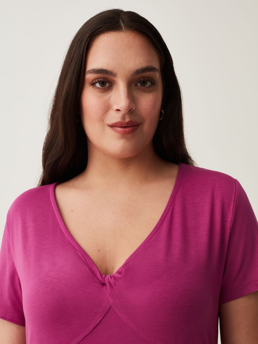 T-shirt con scollo a V e nodo Curvy_1