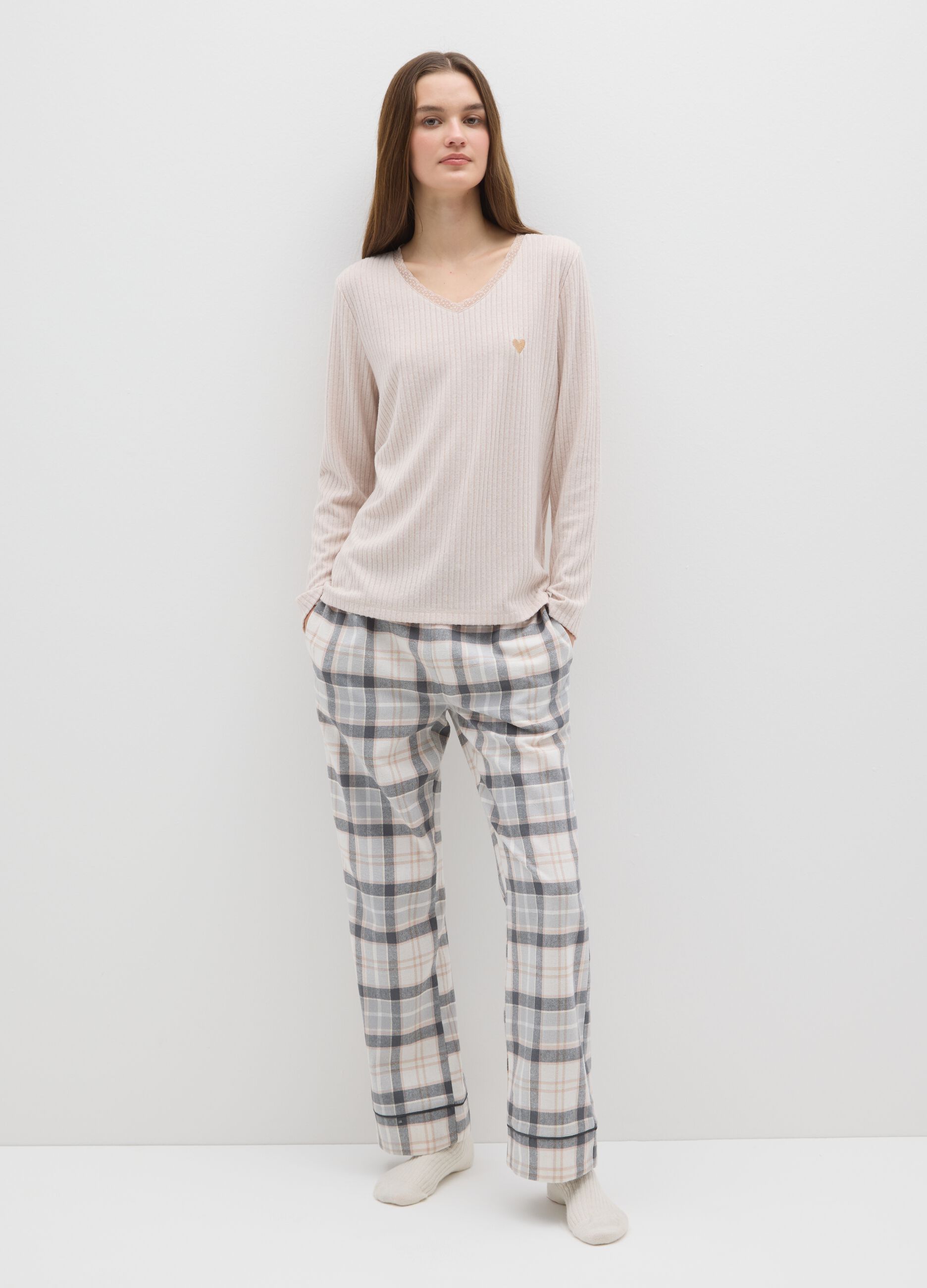 Beige ribbed pyjama top with regular fit and V-neck