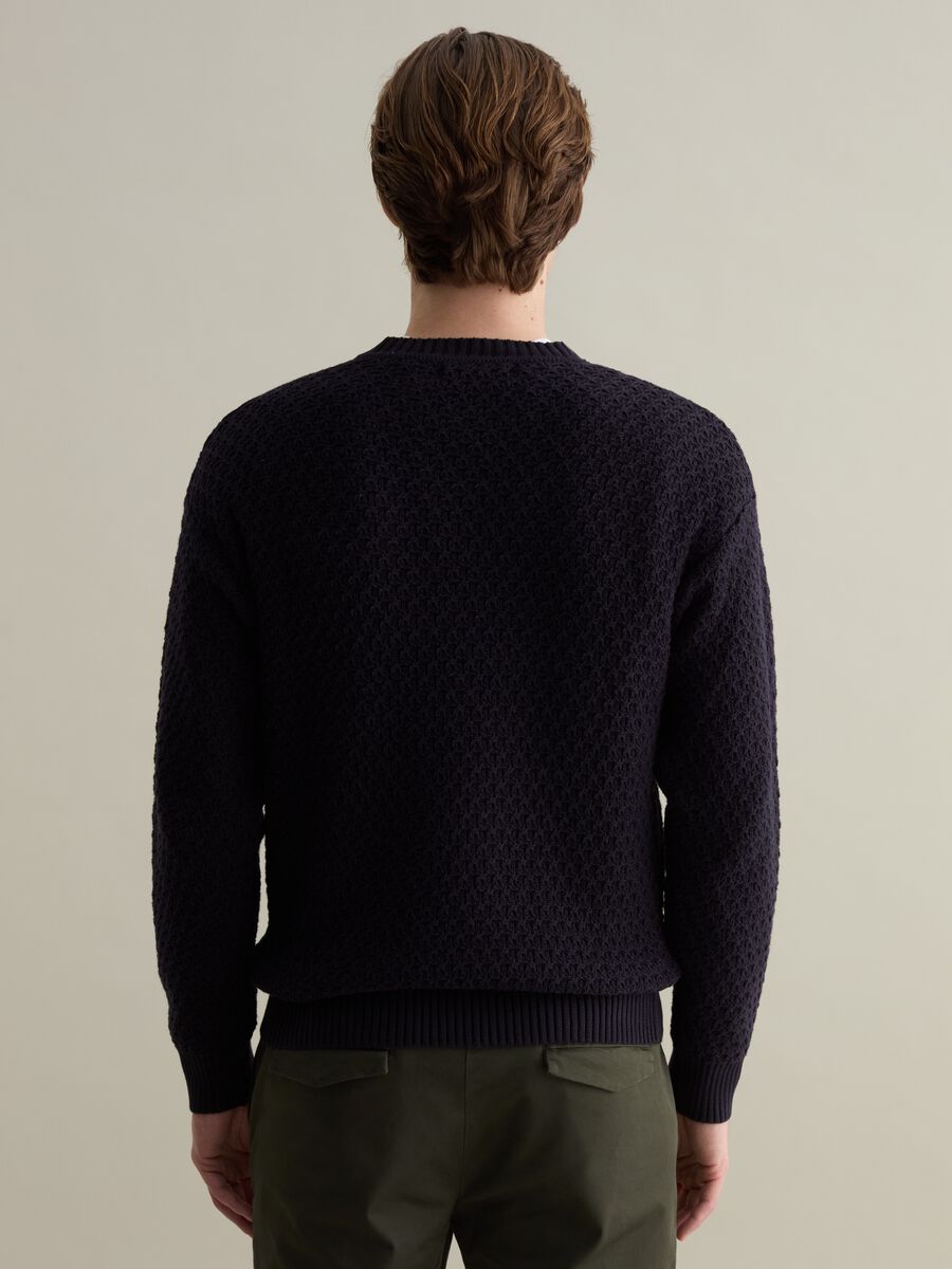 Pullover with round neck and woven design_2