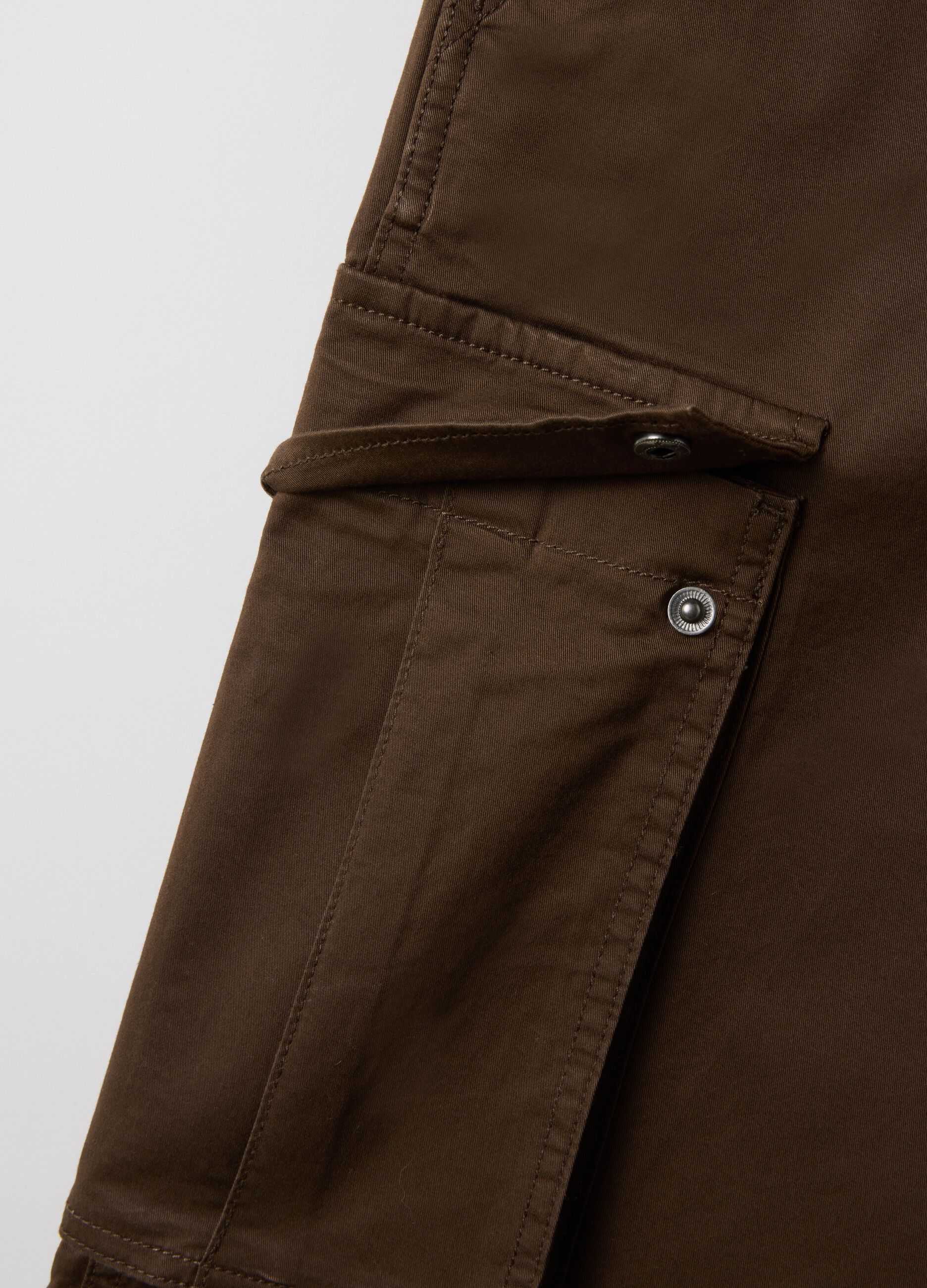 Brown stretch cotton cargo shorts, regular fit