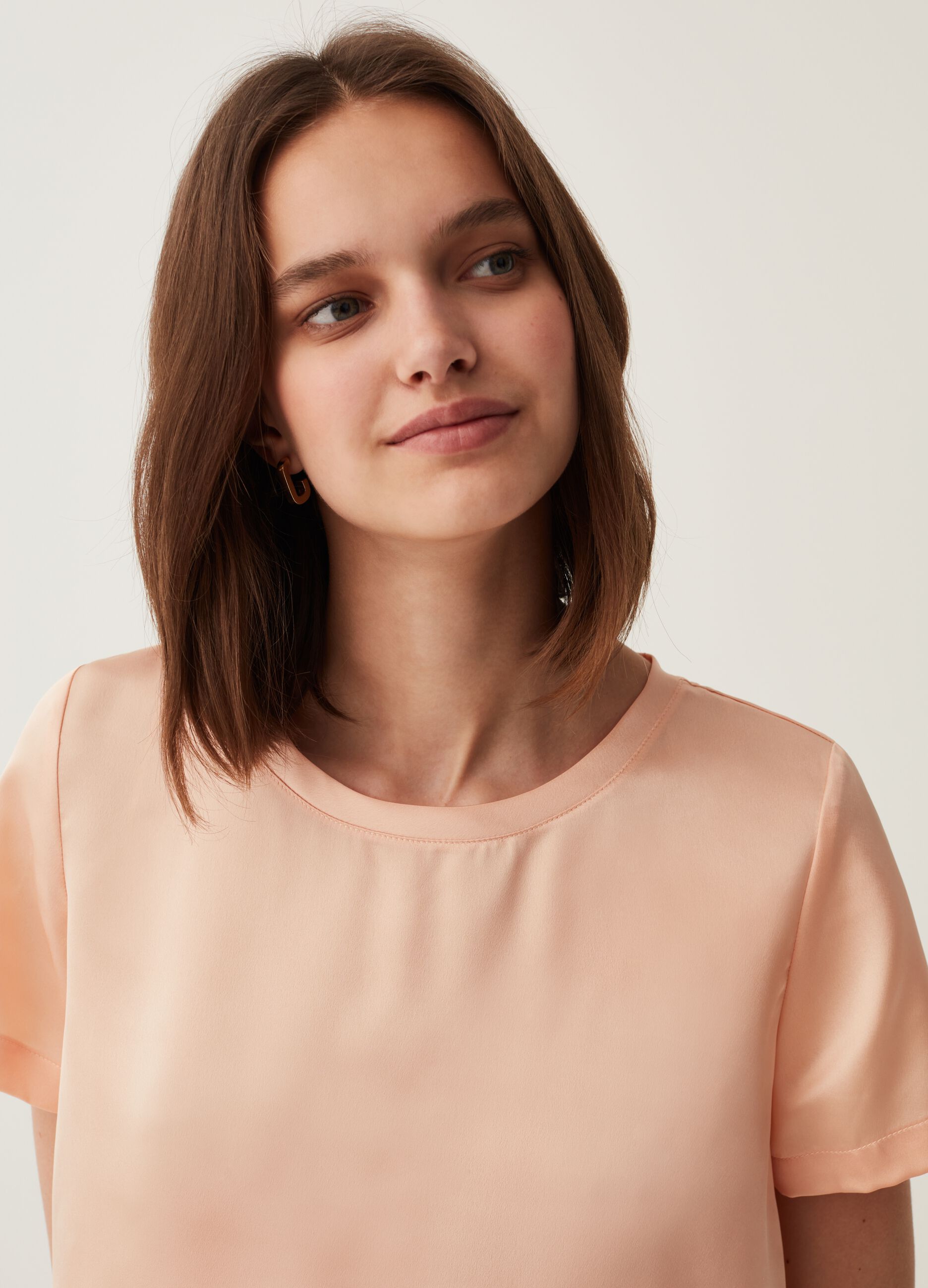 Blusa in satin a maniche corte_1