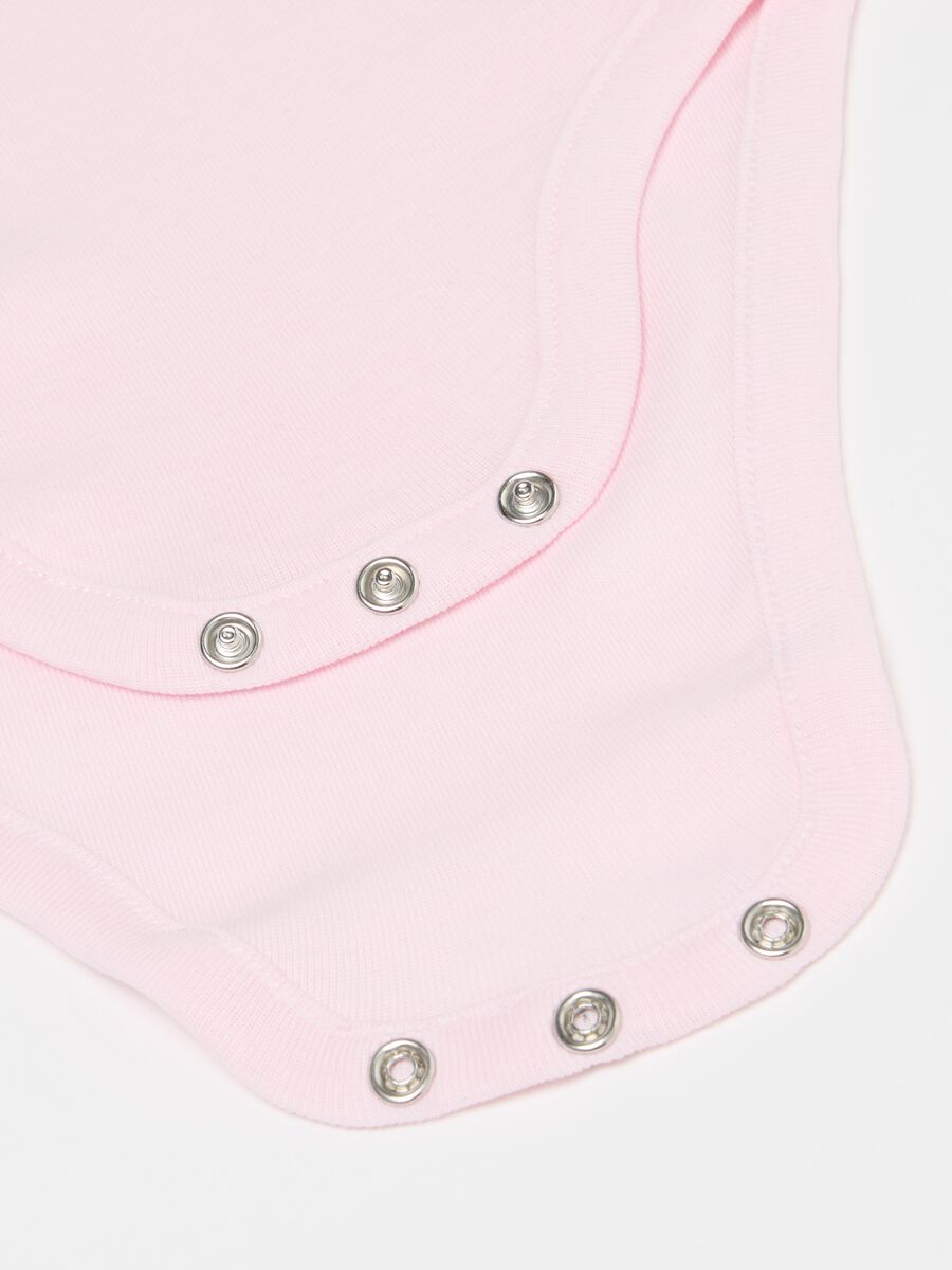 Three-pack short-sleeved bodysuits in cotton_3