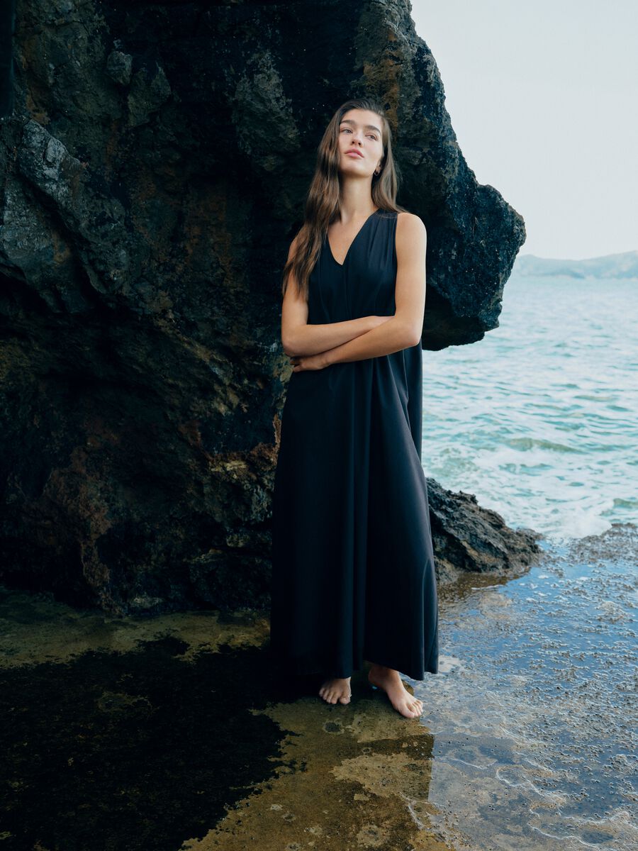 Abito maxi nero in puro cotone con scollo a V_0