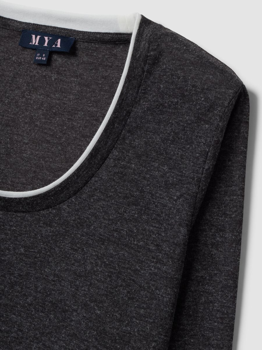 T-shirt grigia in misto viscosa con girocollo a contrasto bianco regular fit_1
