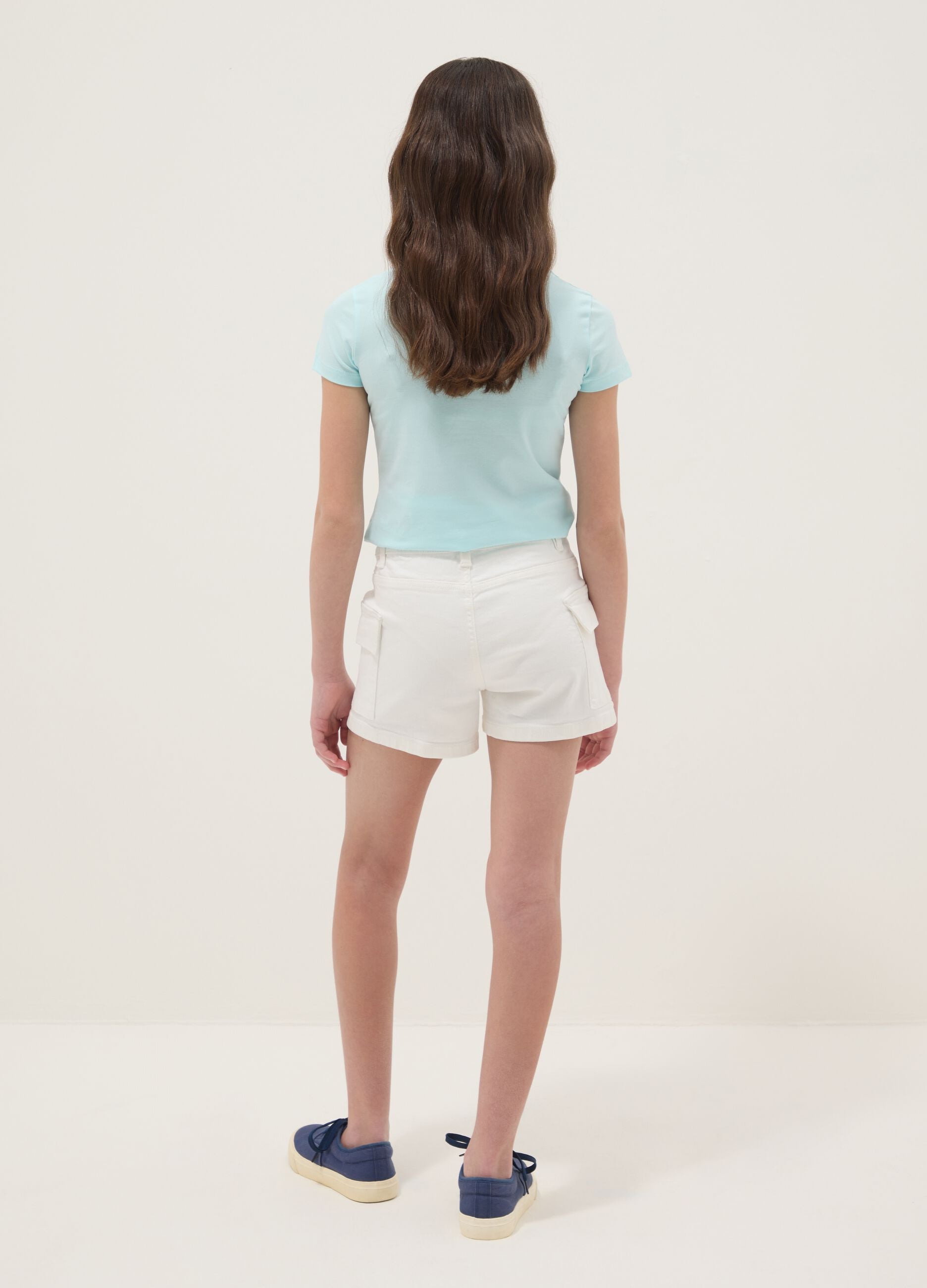 Girls&rsquo; white denim cargo shorts in stretch cotton, slim fit