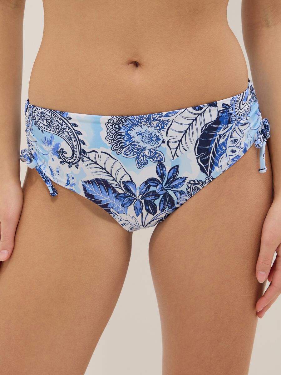 Slip bikini azzurro in tessuto elasticizzato con laccetti laterali_1