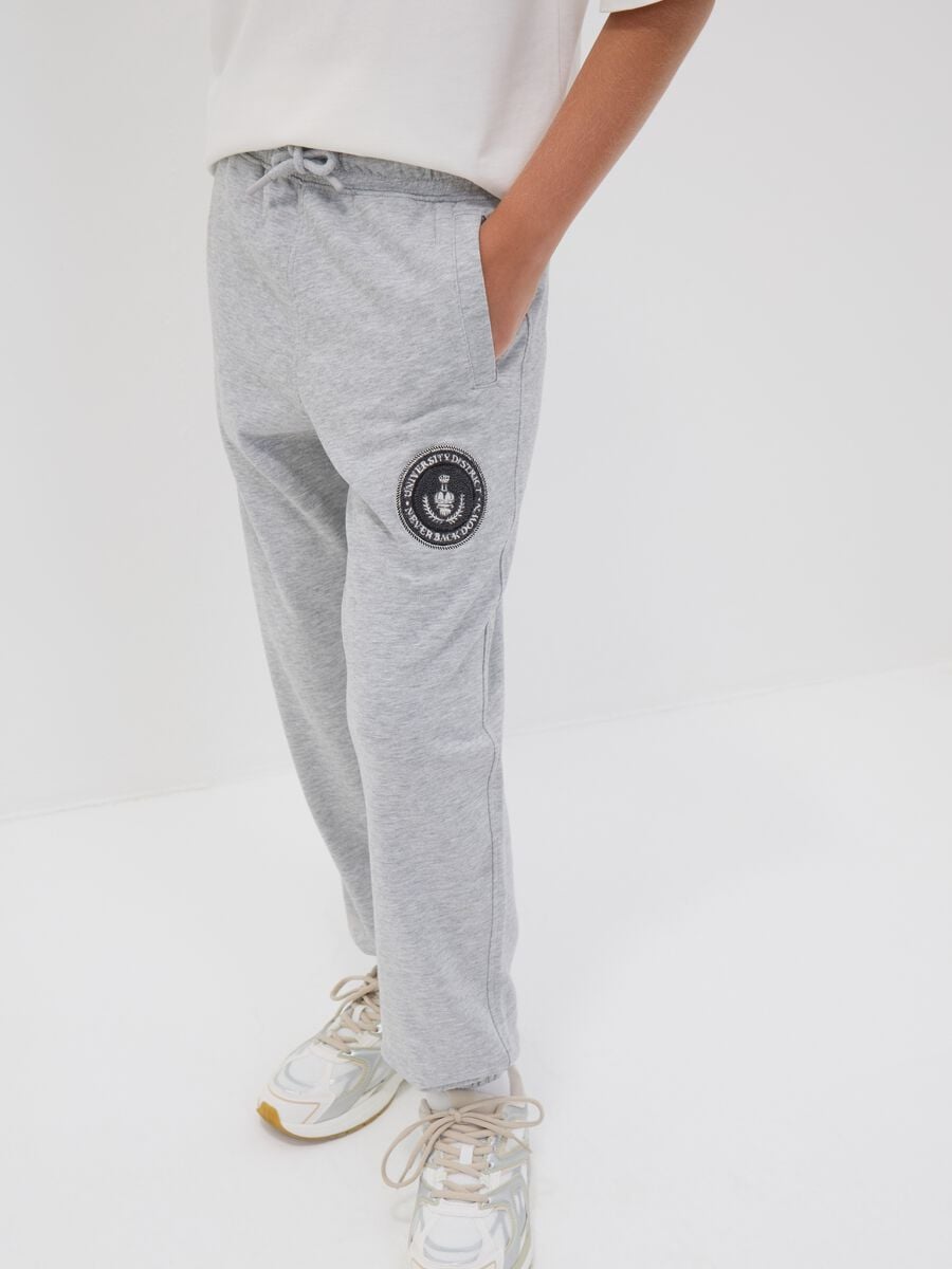 Jogger grigi in puro cotone con stampa comfort fit per ragazzo_2