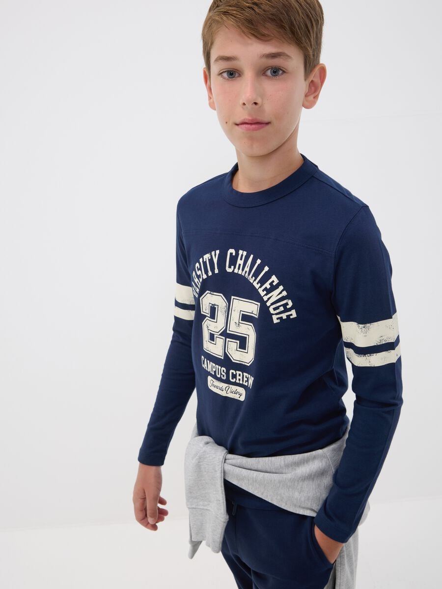 T-shirt blu in puro cotone organico con stampa college per ragazzo_0