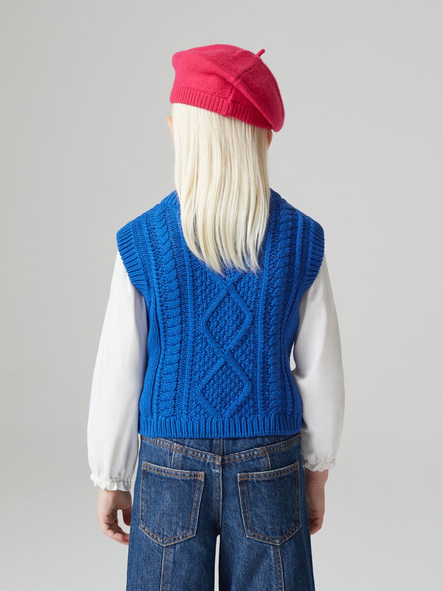 Cardigan smanicato in maglia_2