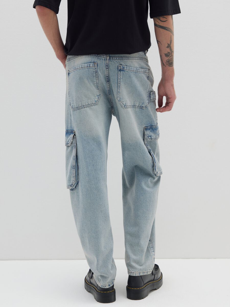 Jeans baggy in denim blu con tasche cargo_2