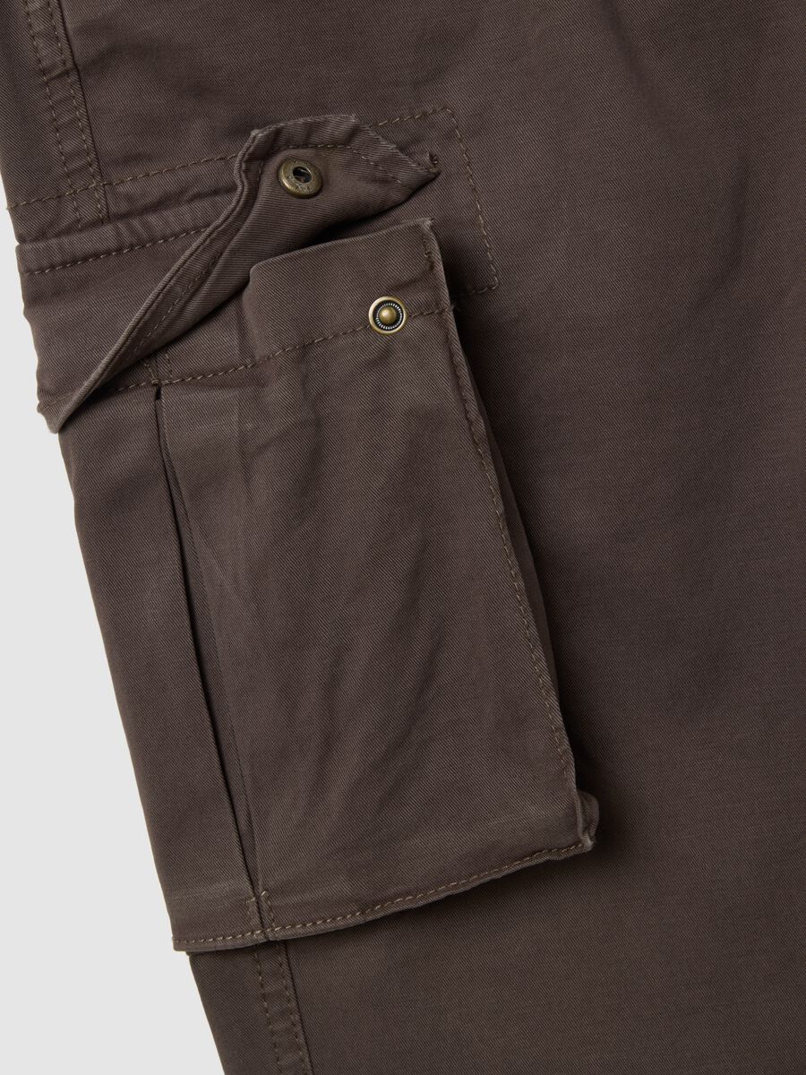 Pantaloni cargo marroni in cotone elasticizzato slim fit_1