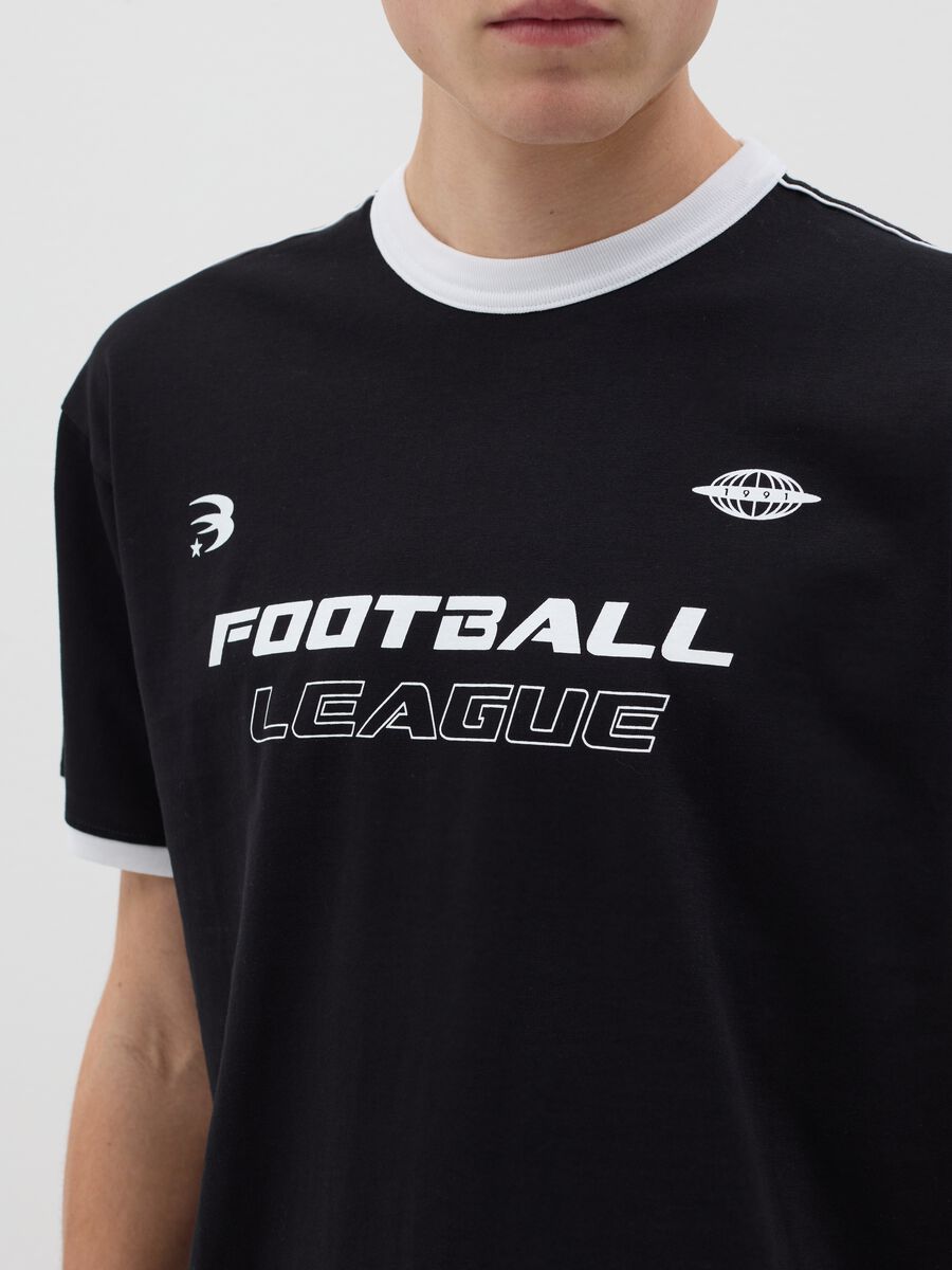 Black T-shirt with contrasting edging_3