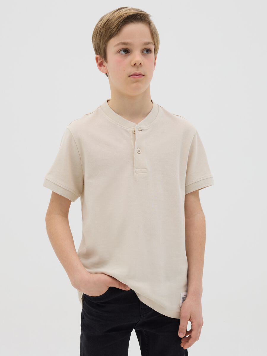 Boys’ polo shirt in 100% beige cotton with regular fit and Henley collar_0